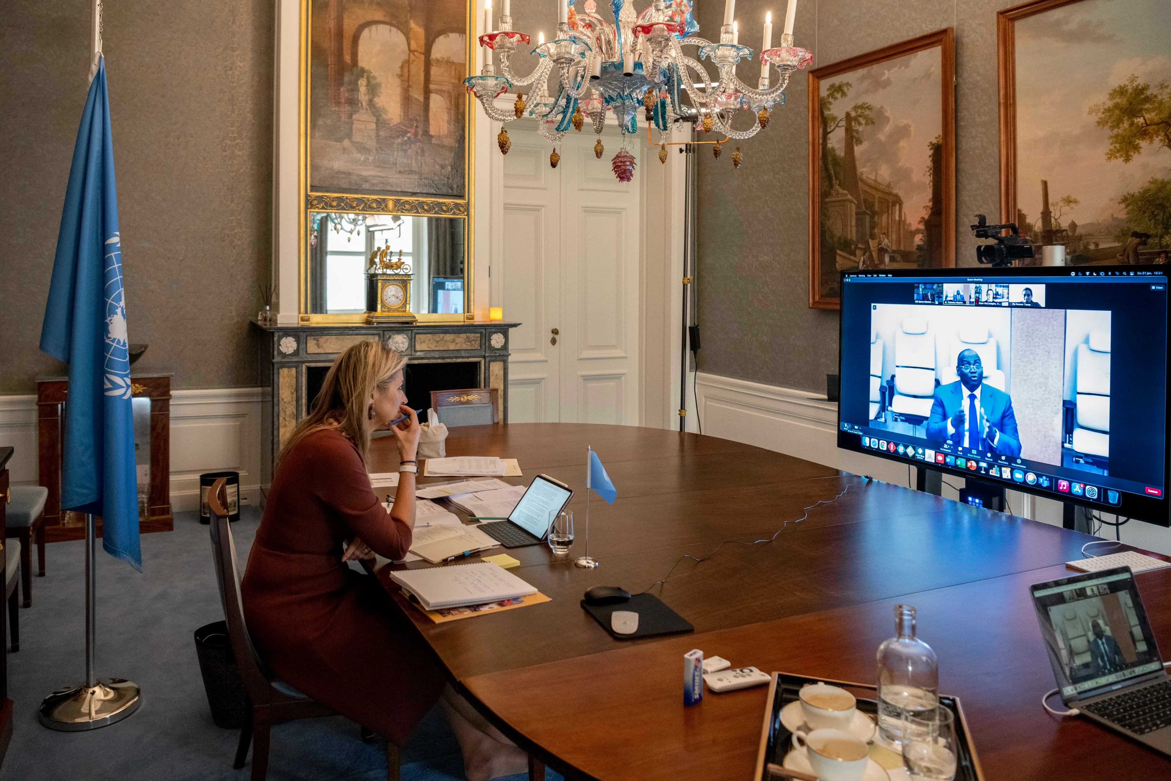Koningin Máxima op blote voeten aan het werk