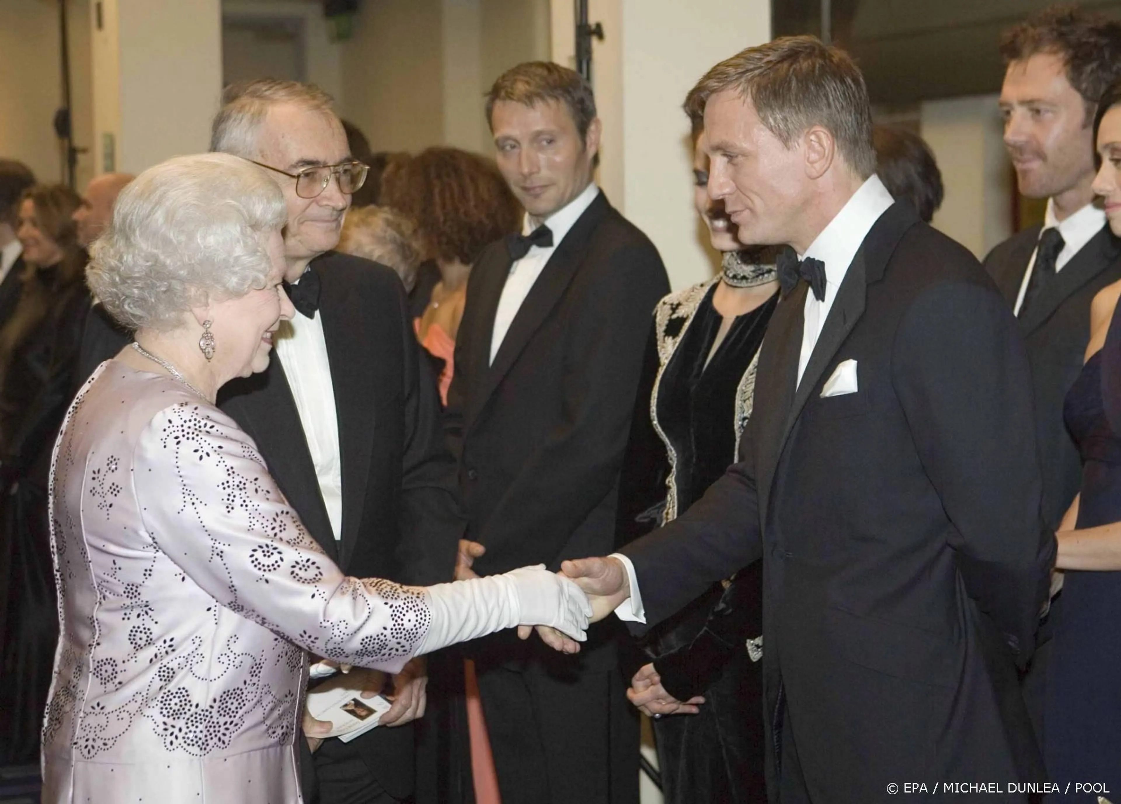 Elizabeth maakte grapje over Daniel Craig: hij lacht nooit