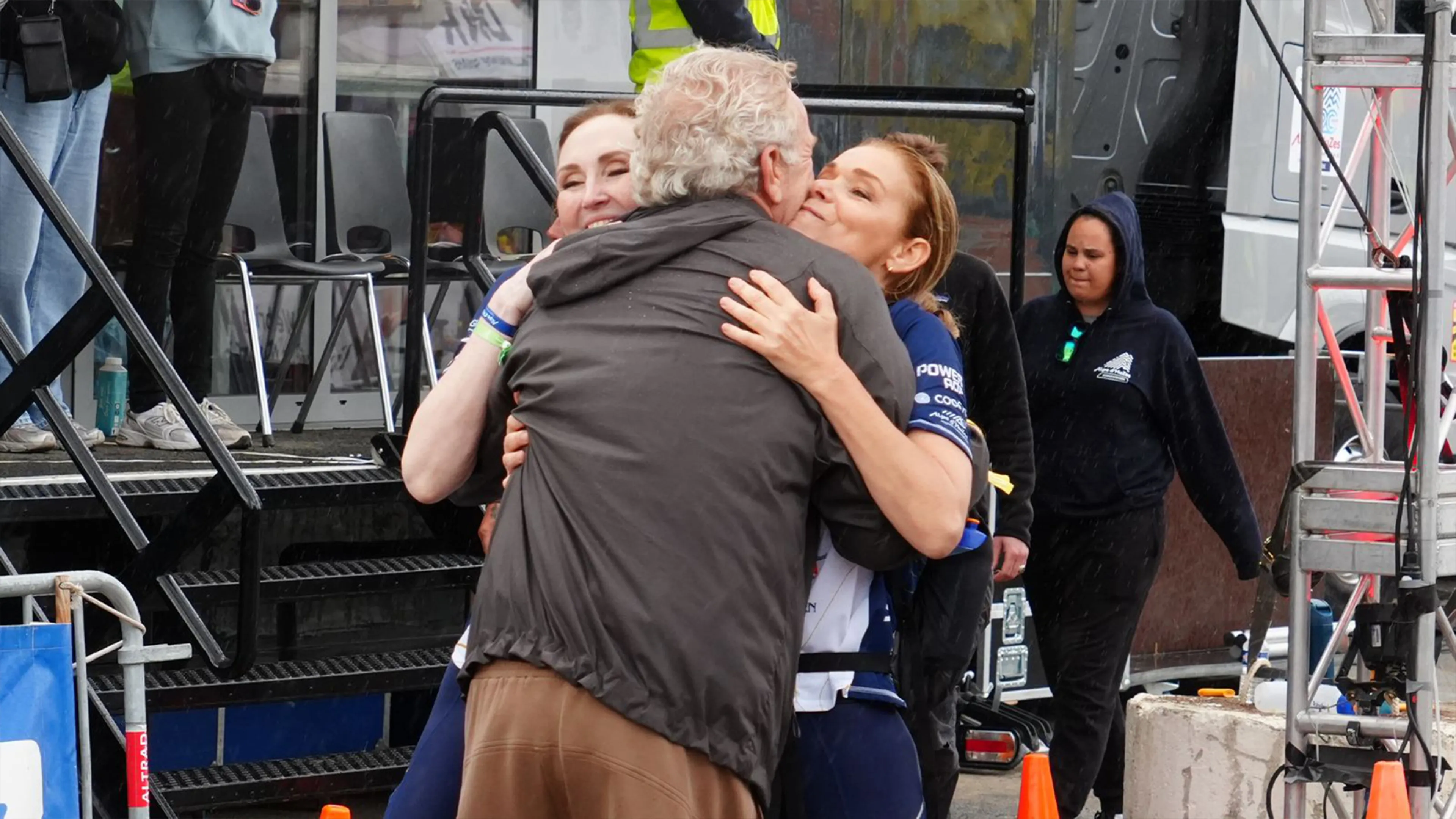 Gordon wacht Froukje en Hannelore op bij de finish van Alpe d'HuZes