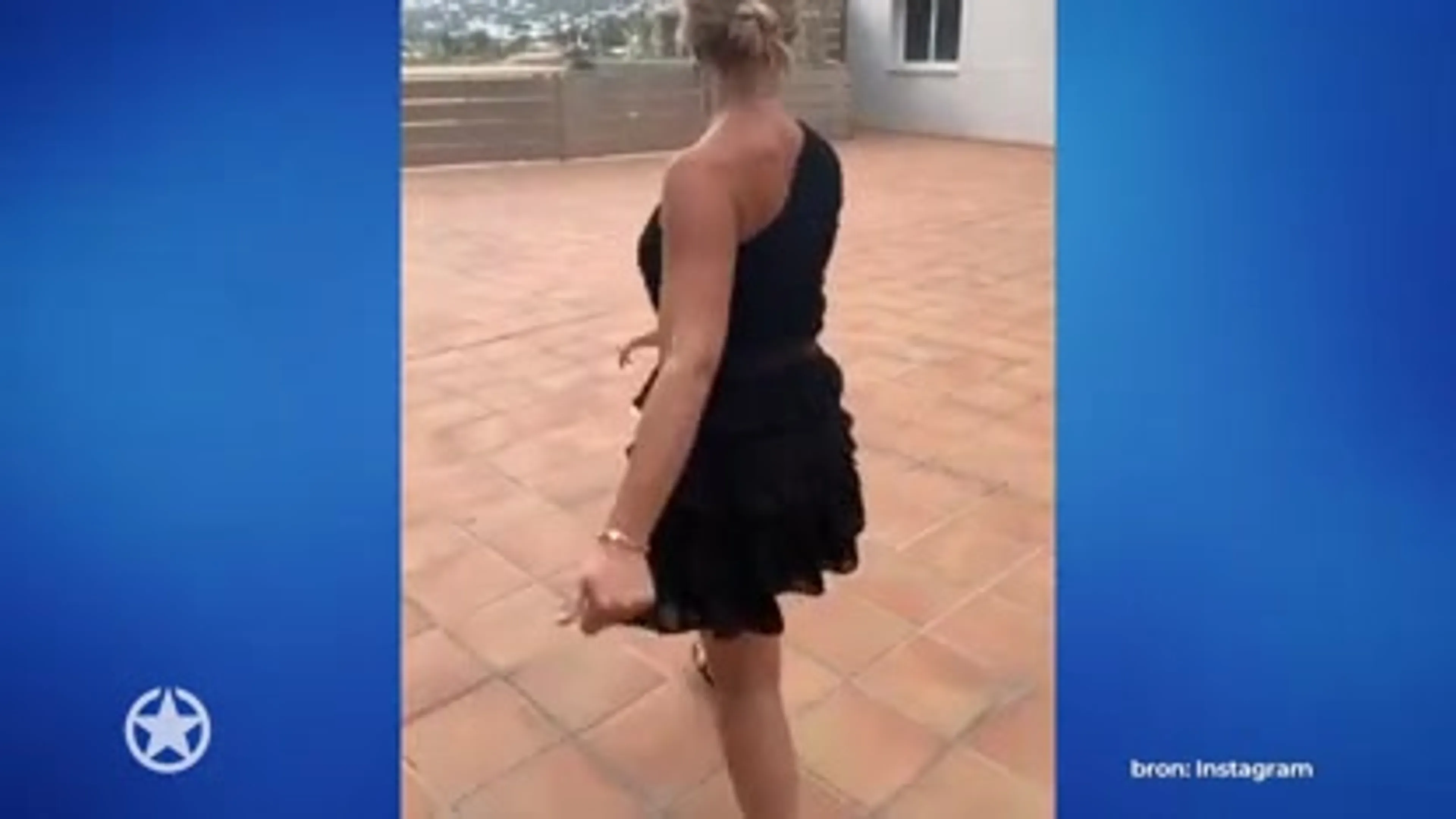 De kleine Jada dansend in Ibiza