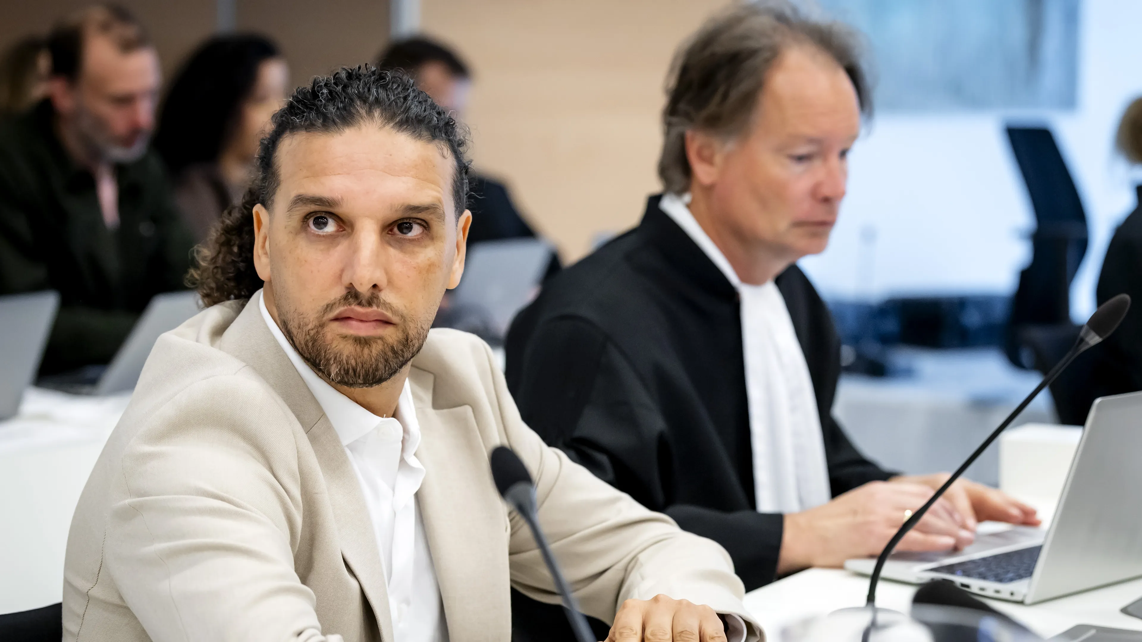 Ali B bij aanvang zitting: 'Ben symbool van MeToo-discussie'