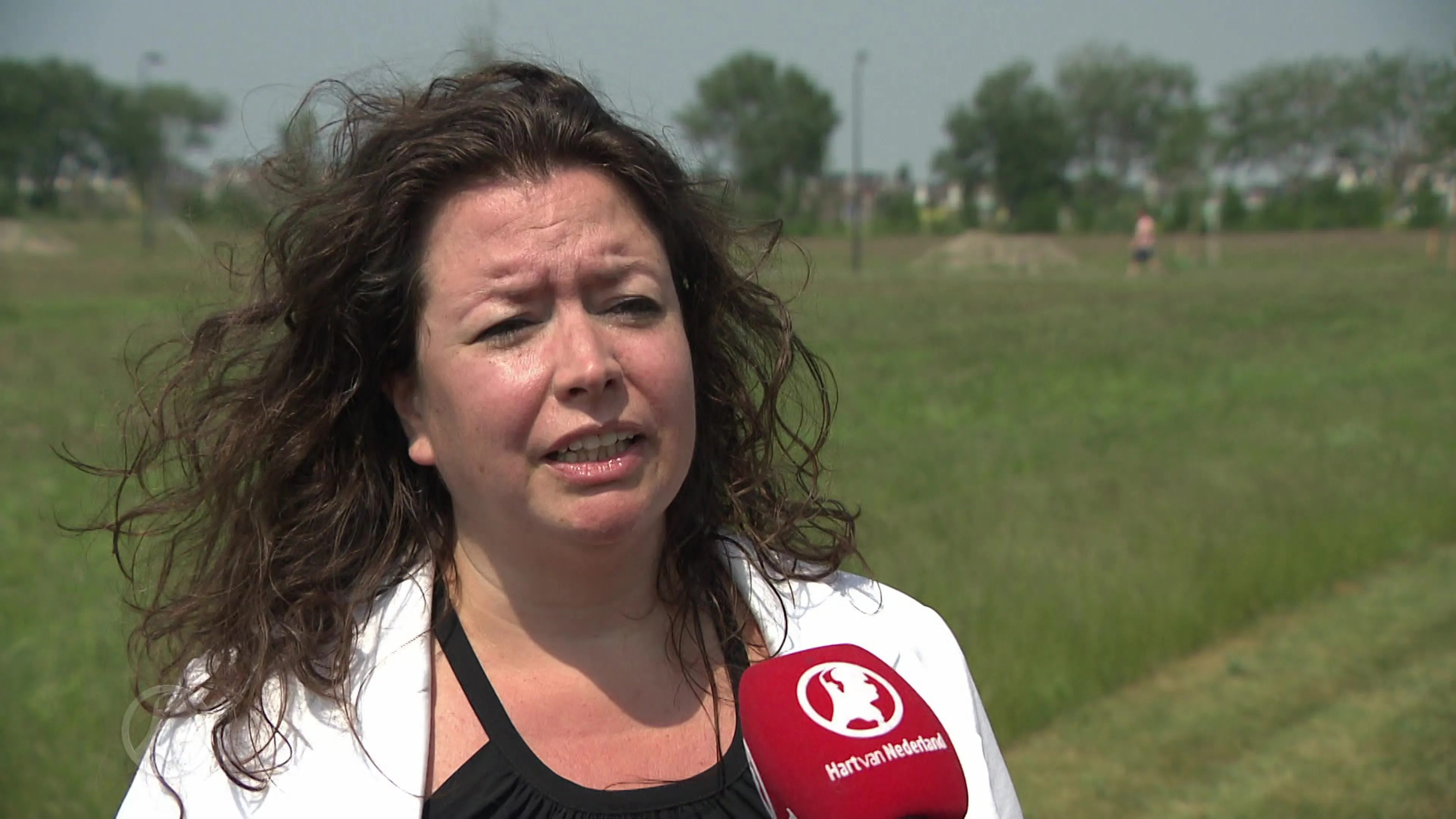 Hans maakt haargroeimiddel voor kalende dochter Esther: 'Nu wilde bos krullen'