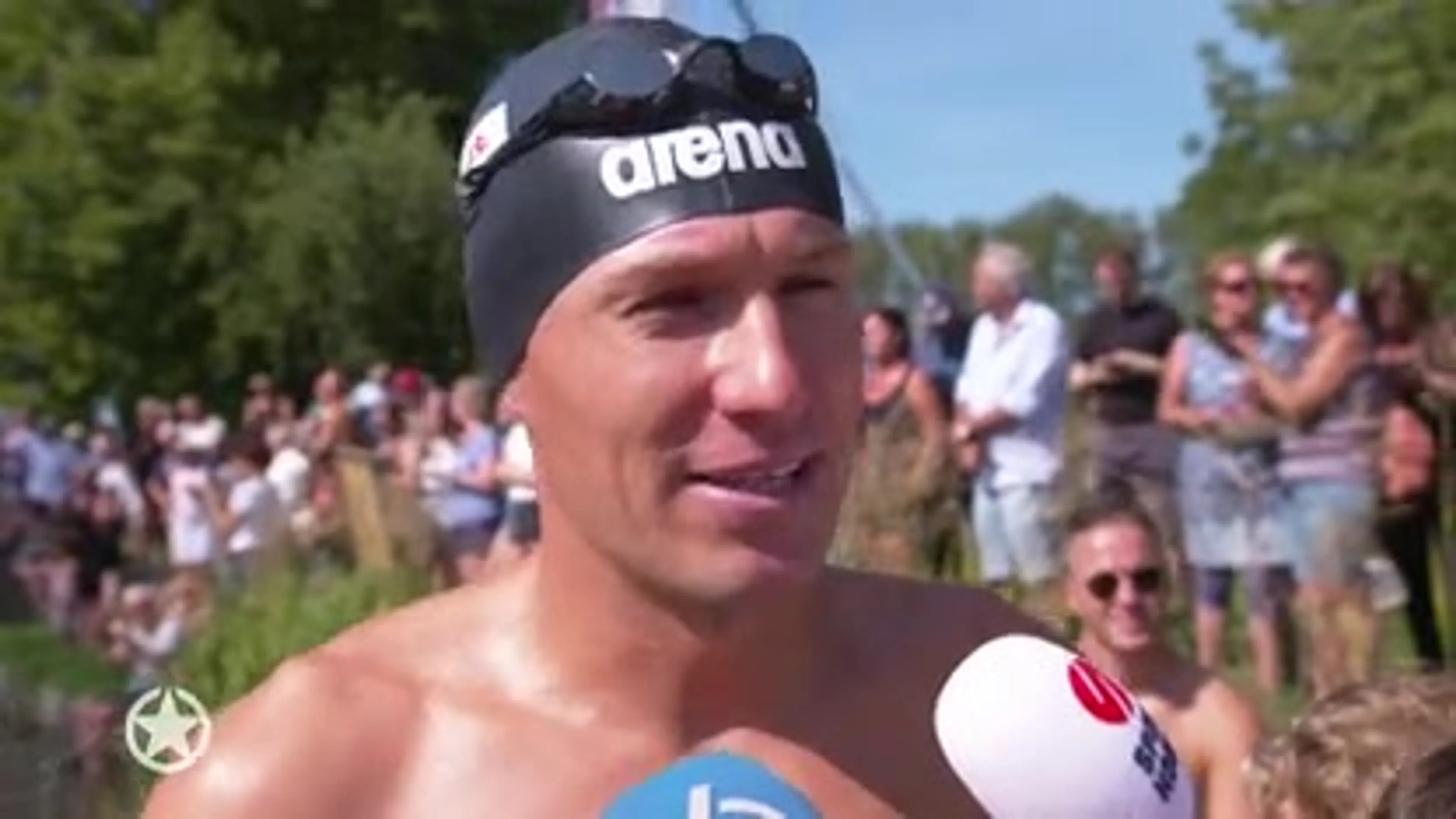 Arjen Robben het water in voor het goede doel