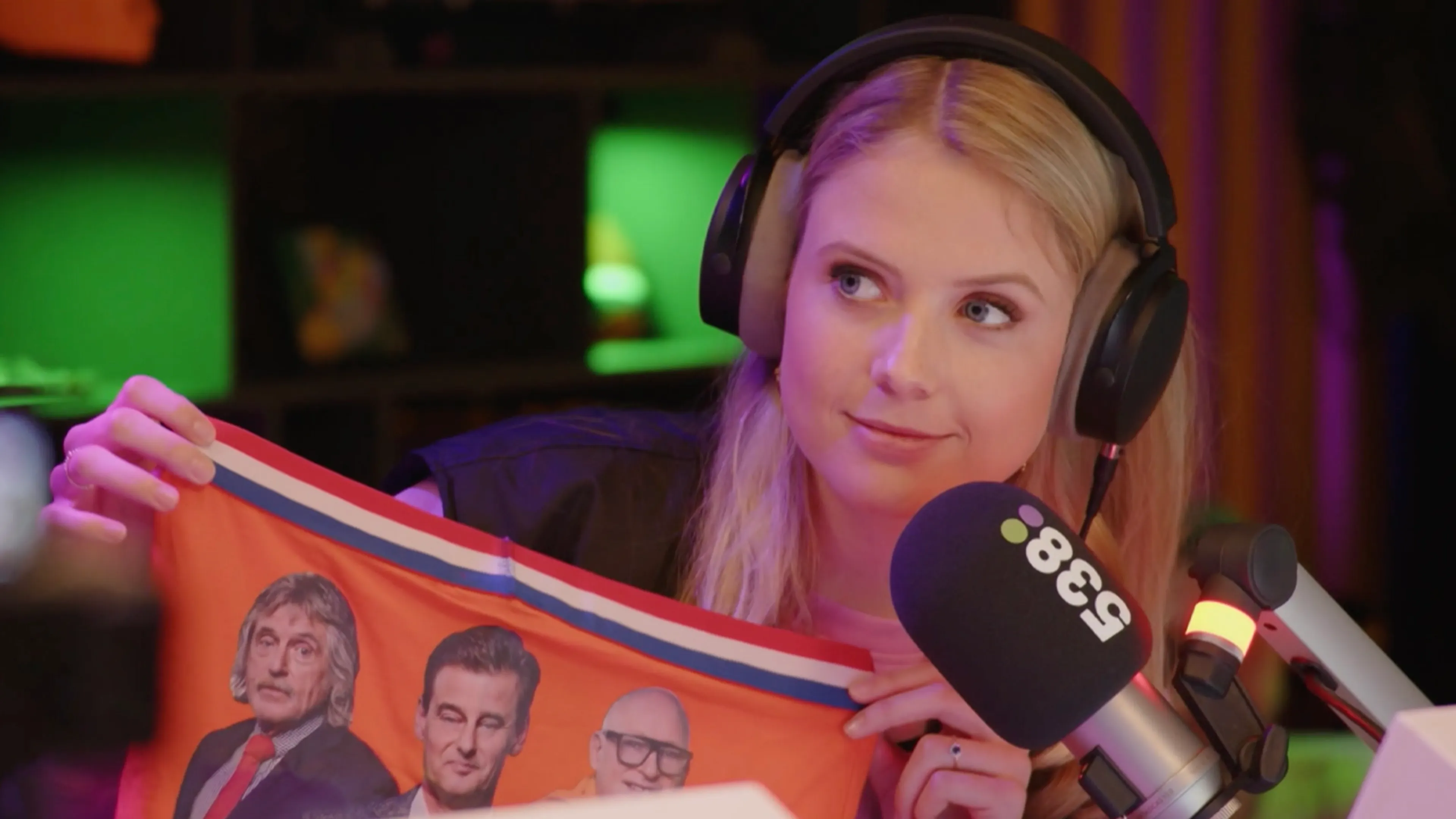 Noa biedt oranje Vandaag Inside-onderbroek, bedoeld voor Van Gaal, aan voor Missie 538-veiling