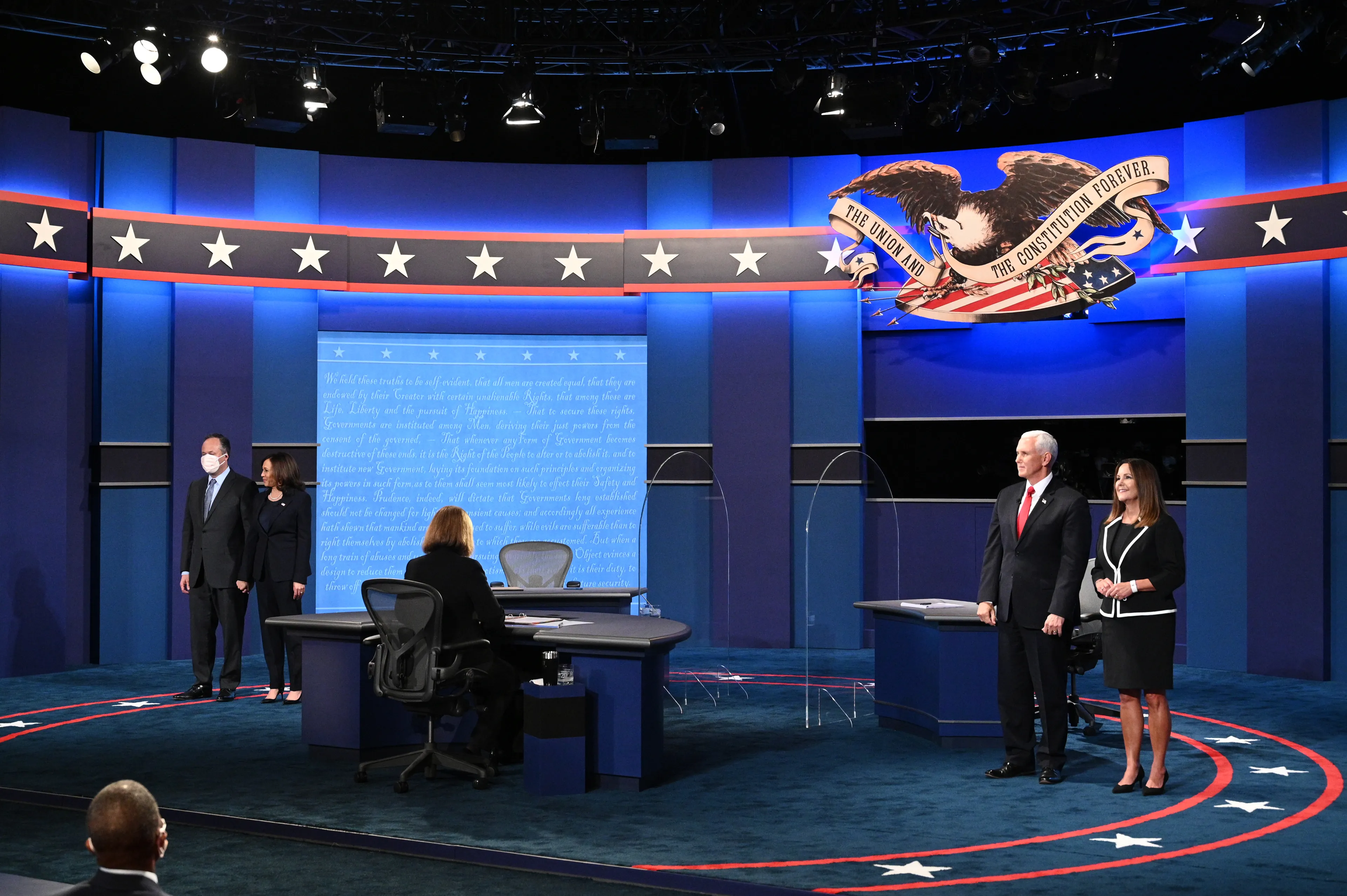 ZIEN: Vlieg grijpt aandacht tijdens debat Pence en Harris