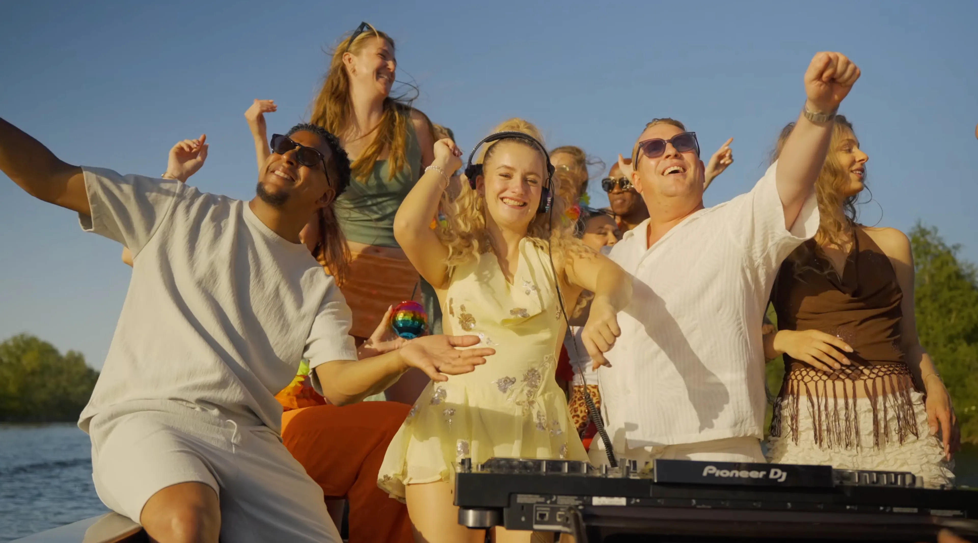 Veel kritiek op Billy Dans en Afro Bros na 'Cheerio'-remix: 'Belachelijk slecht idee'