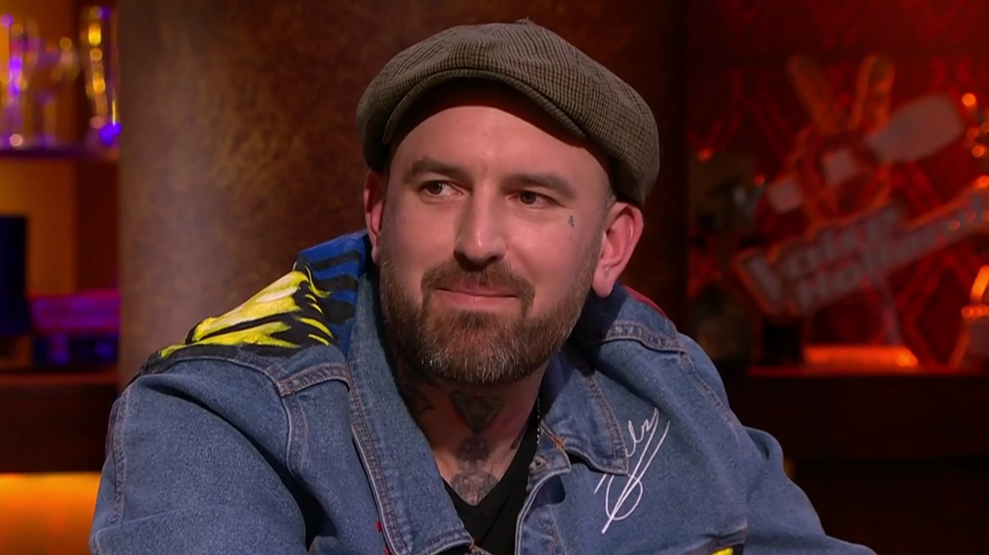 Ben Saunders wordt getatoeëerd door zoontje (6)