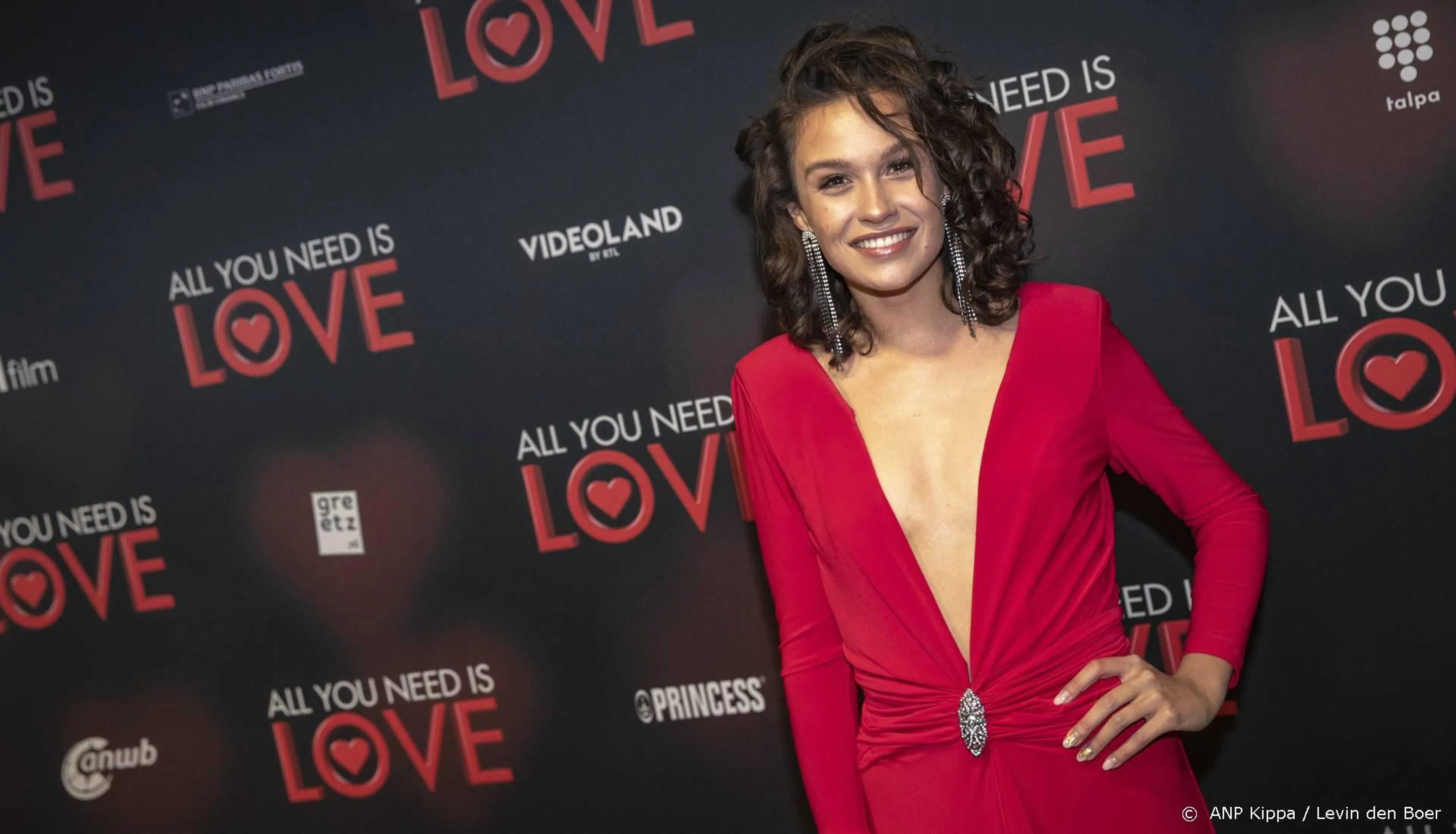 Holly Mae Brood weer presentatrice Love Island