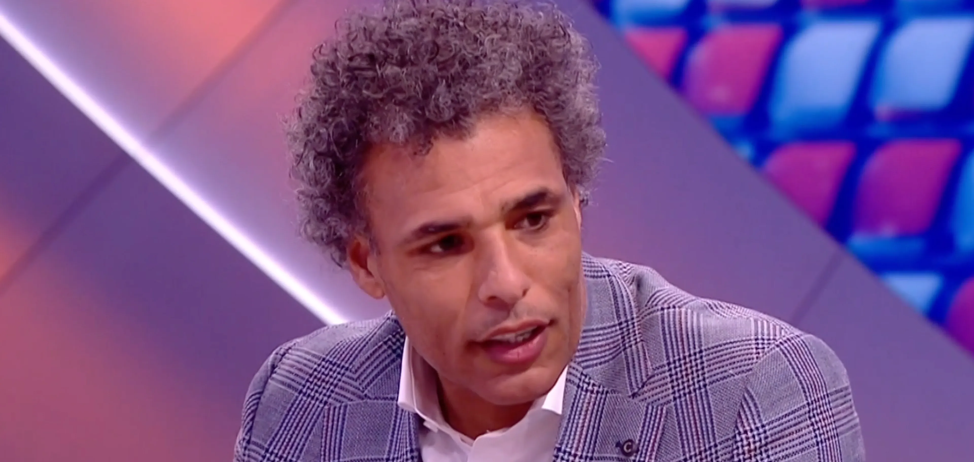 Van Hooijdonk reageert op uitspraken vrouwelijke scheidsrechter