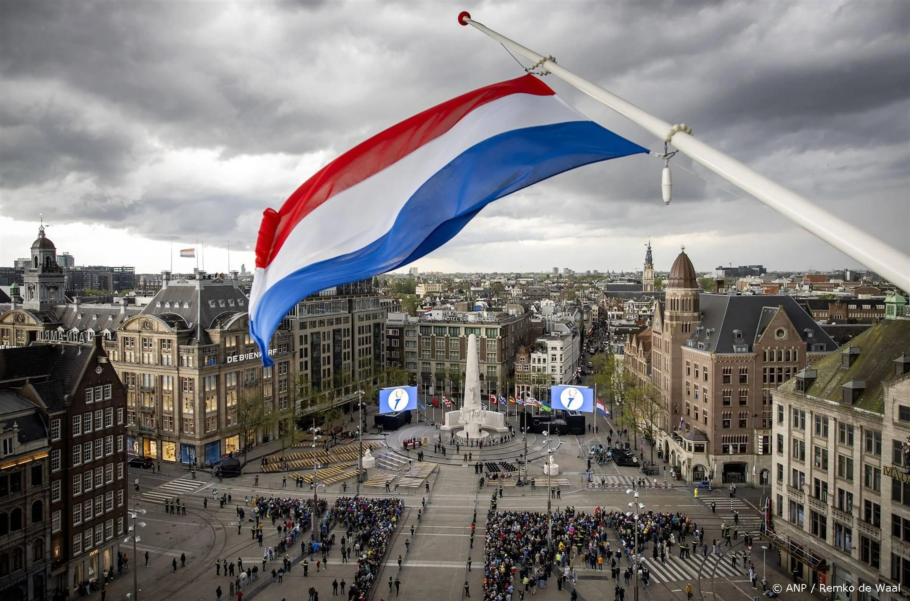 Ruben Hein legt krans tijdens Dodenherdenking op de Dam