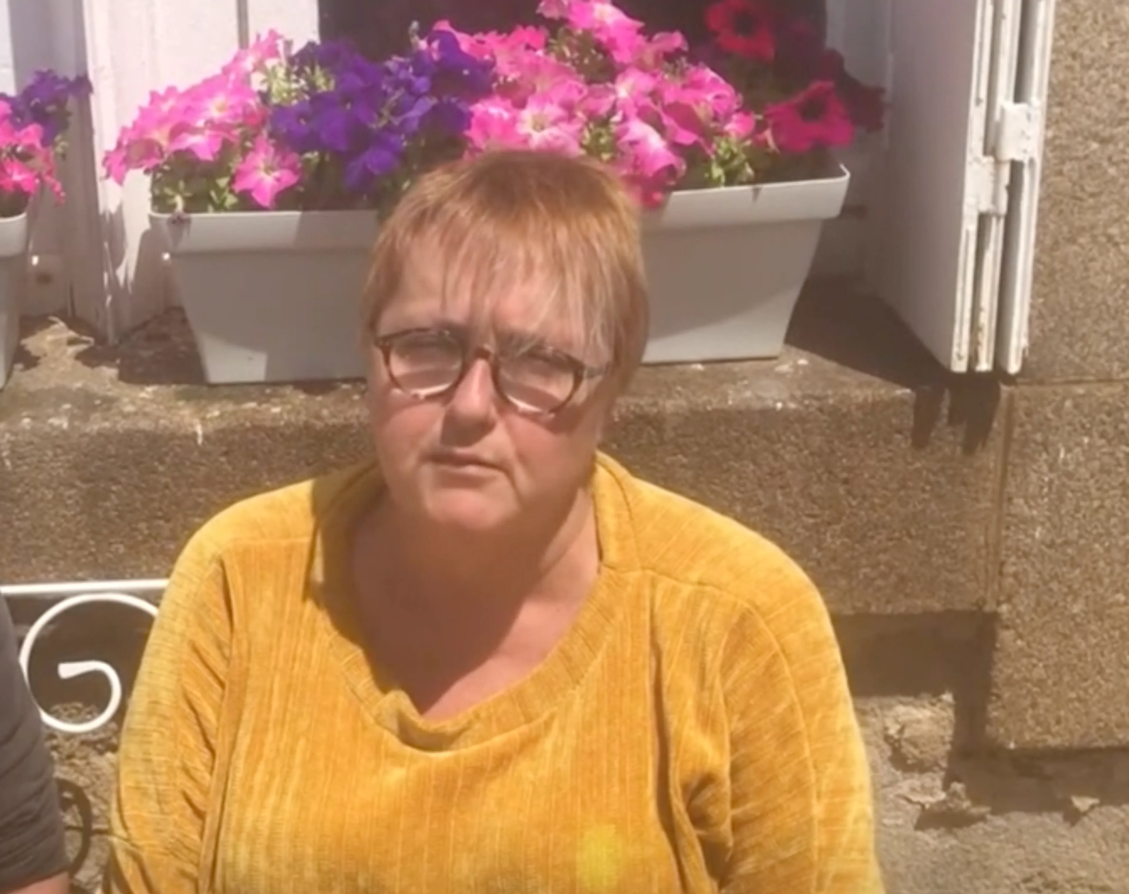 ZIEN: Nadège wordt verzorgd na ongelukje