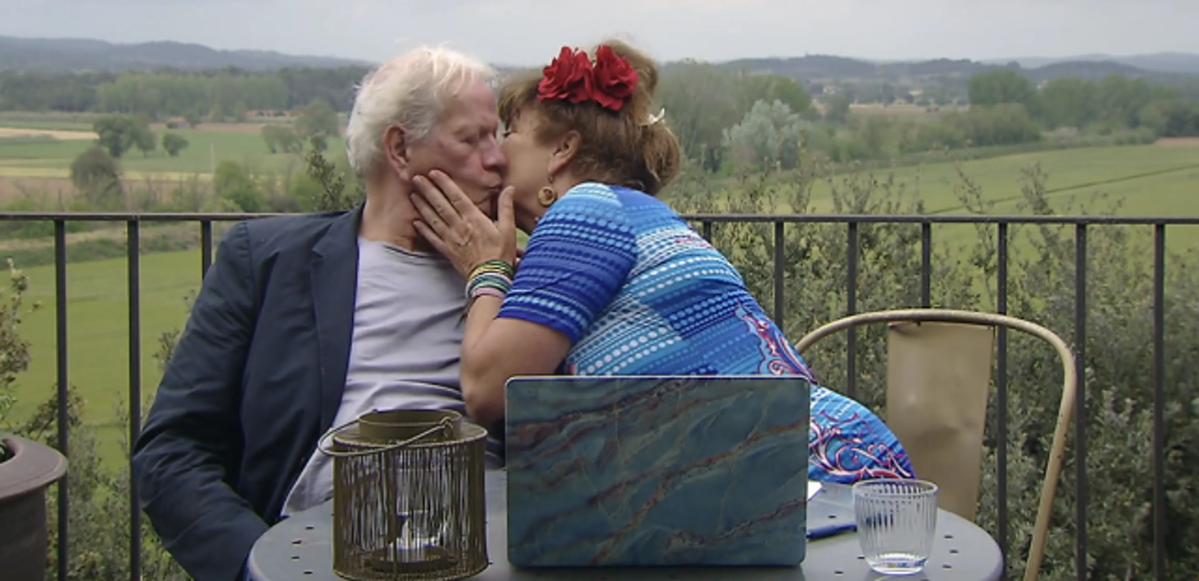 Harde kritiek op vriendschap B&B-Albert en Debbie: 'Loverboy'