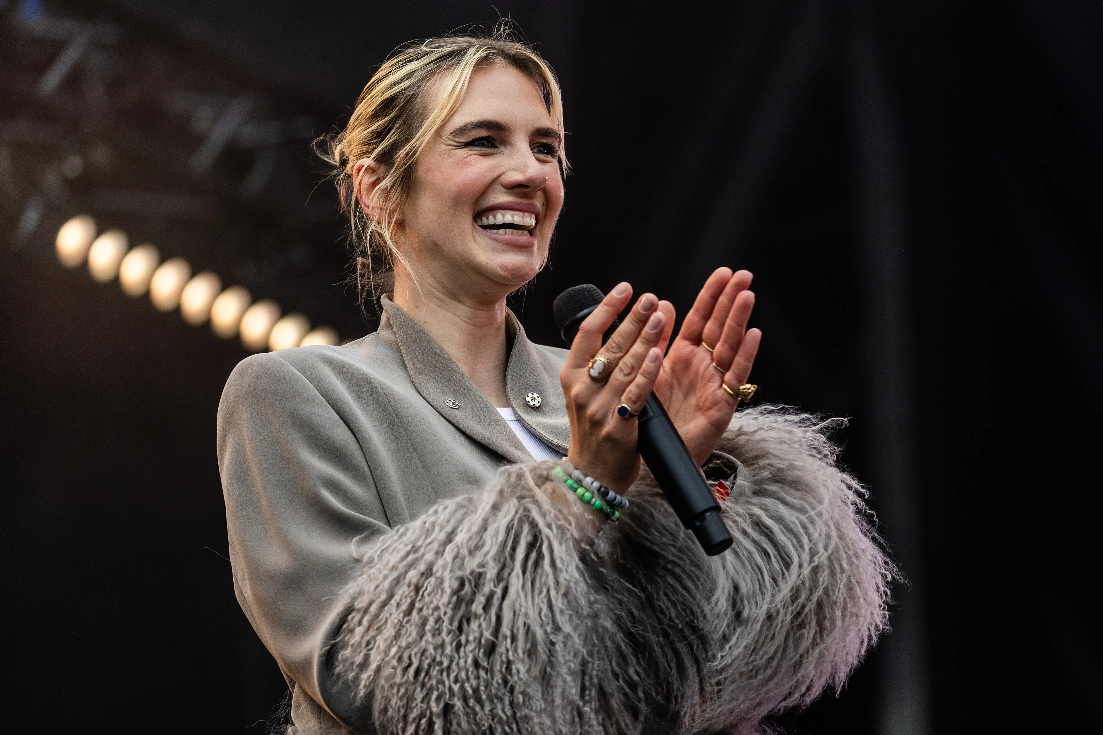 Zangeres Maan treedt op in trouwjurk: 'Weddingcrash'