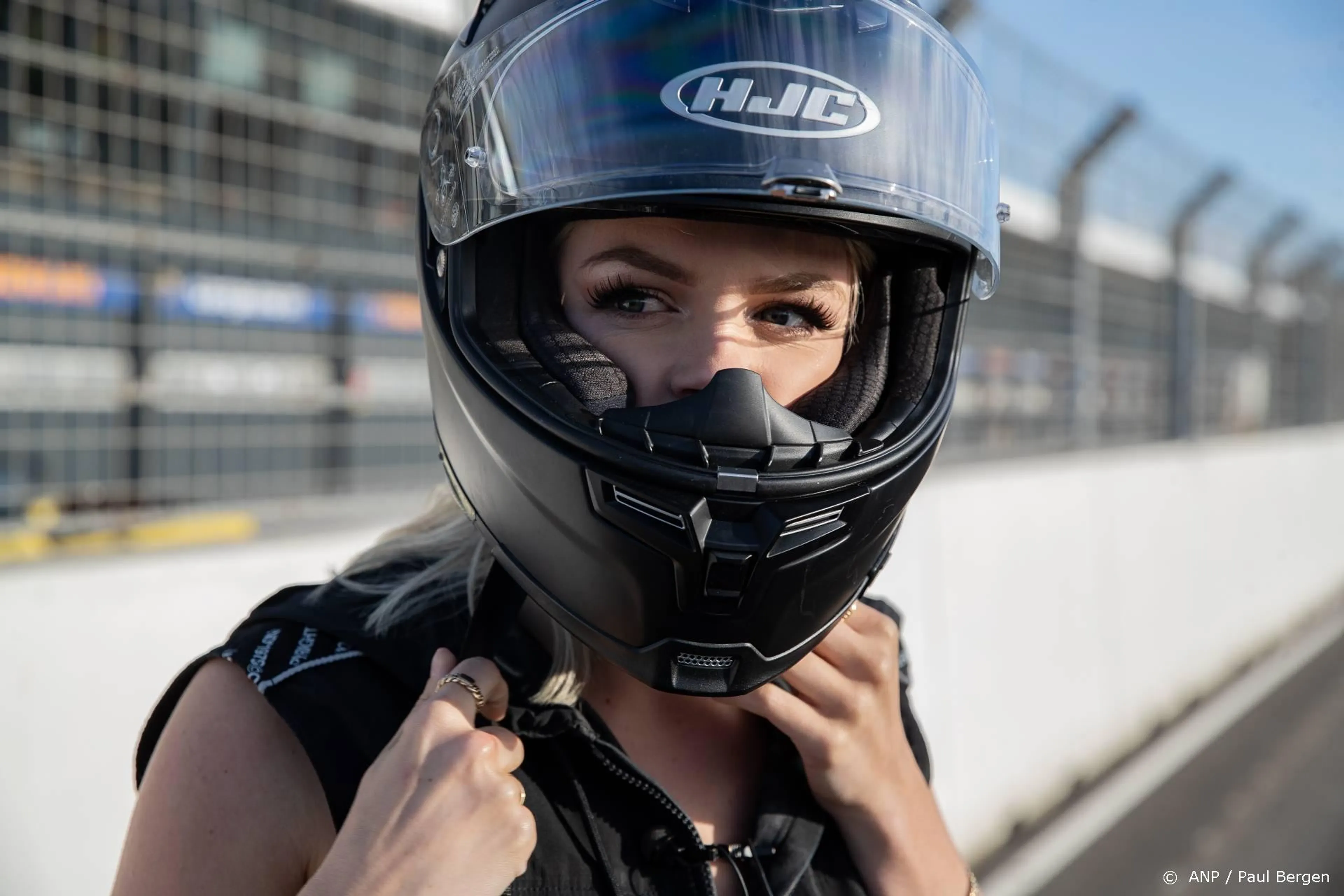 Davina Michelle zingt volkslied tijdens Dutch Grand Prix
