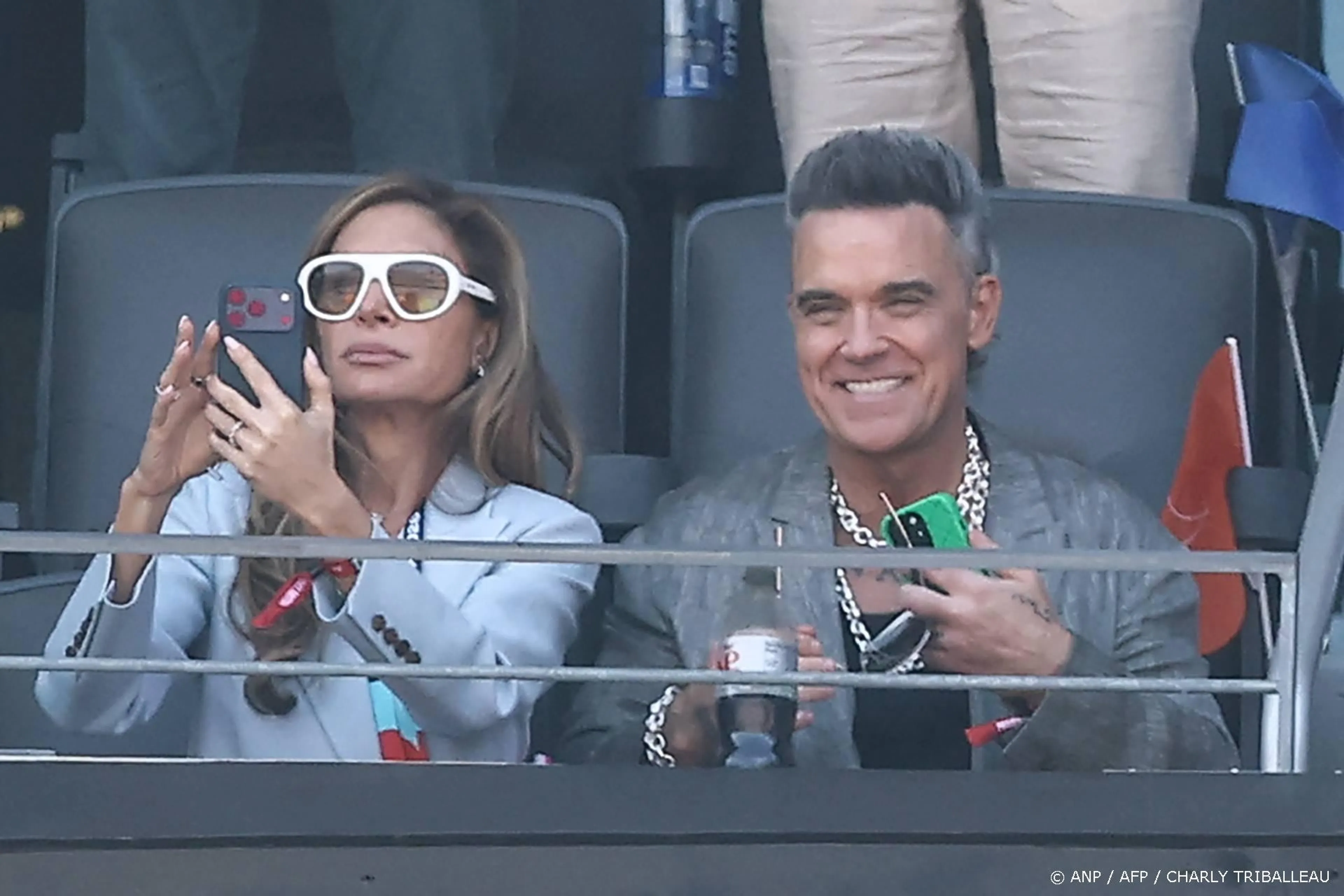 Robbie Williams reageert op geruchten dat er cocaïne uit zijn neus viel