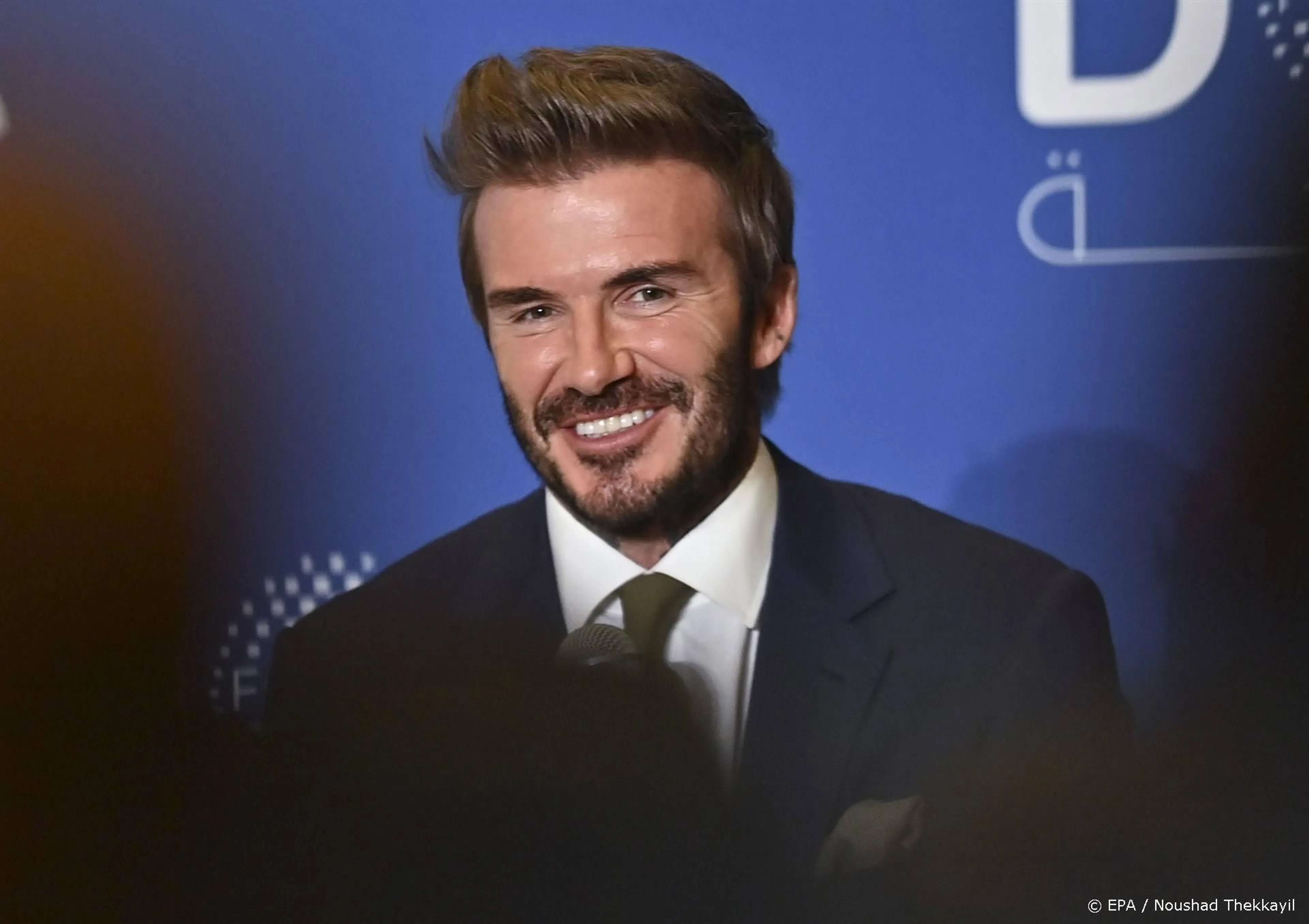 ZIEN: David Beckham verrast 102-jarige fan Mona met videoboodschap