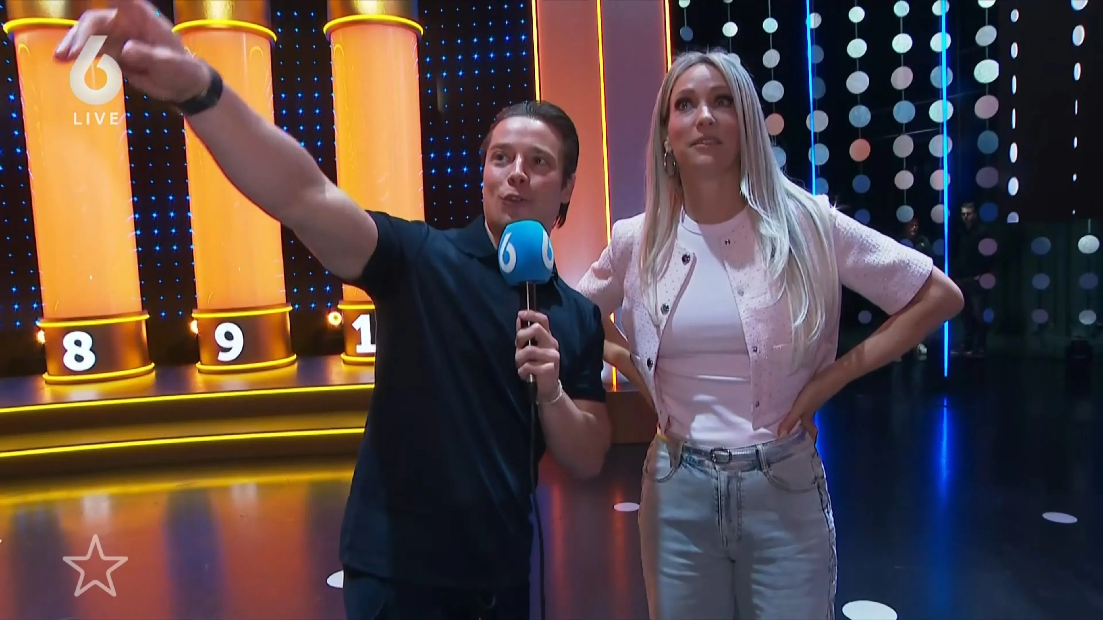 Hélène Hendriks geeft rondleiding door studio Staatsloterij Show