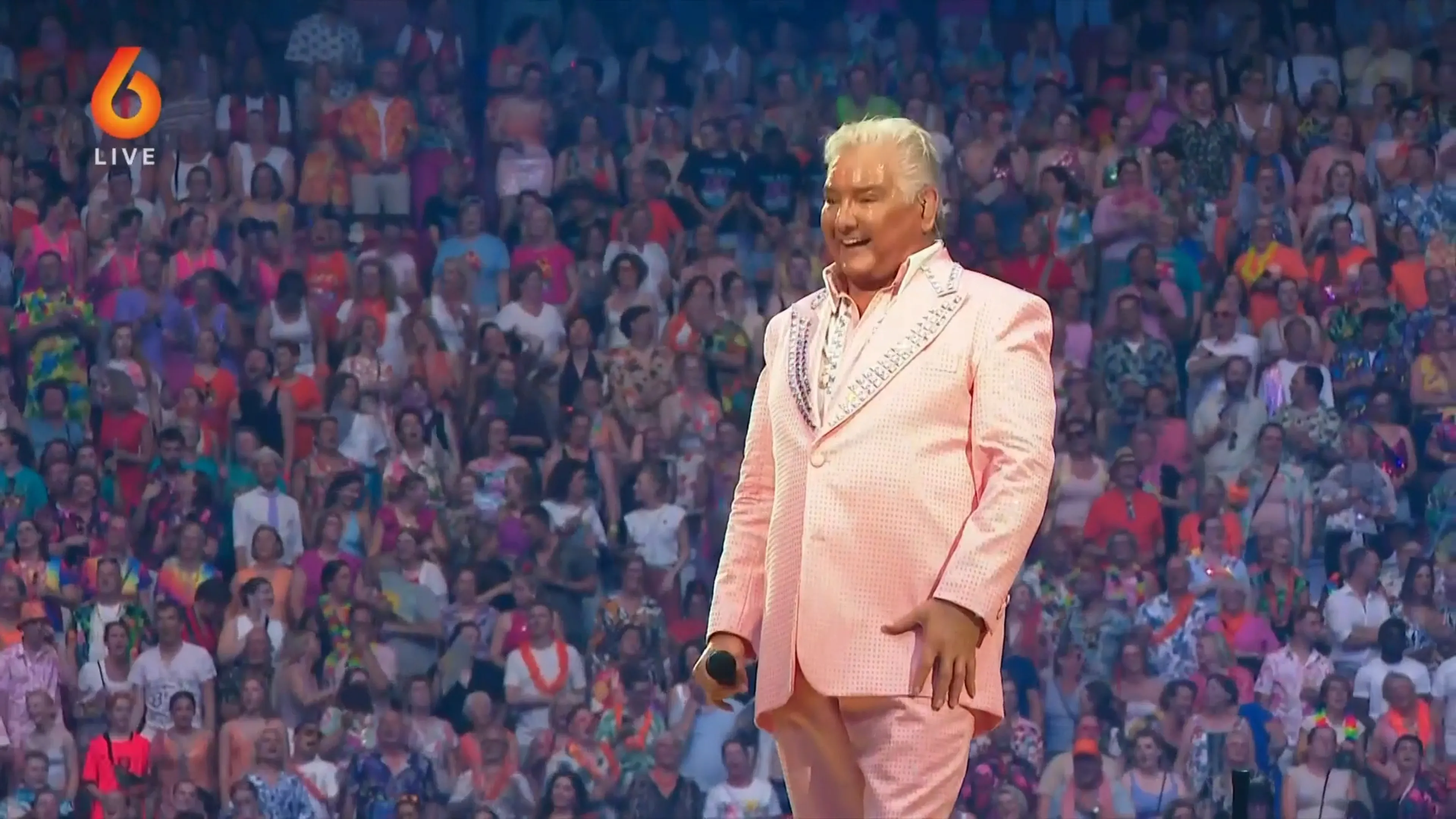Artiesten hebben het zwaar tijdens bloedheet concert De Toppers