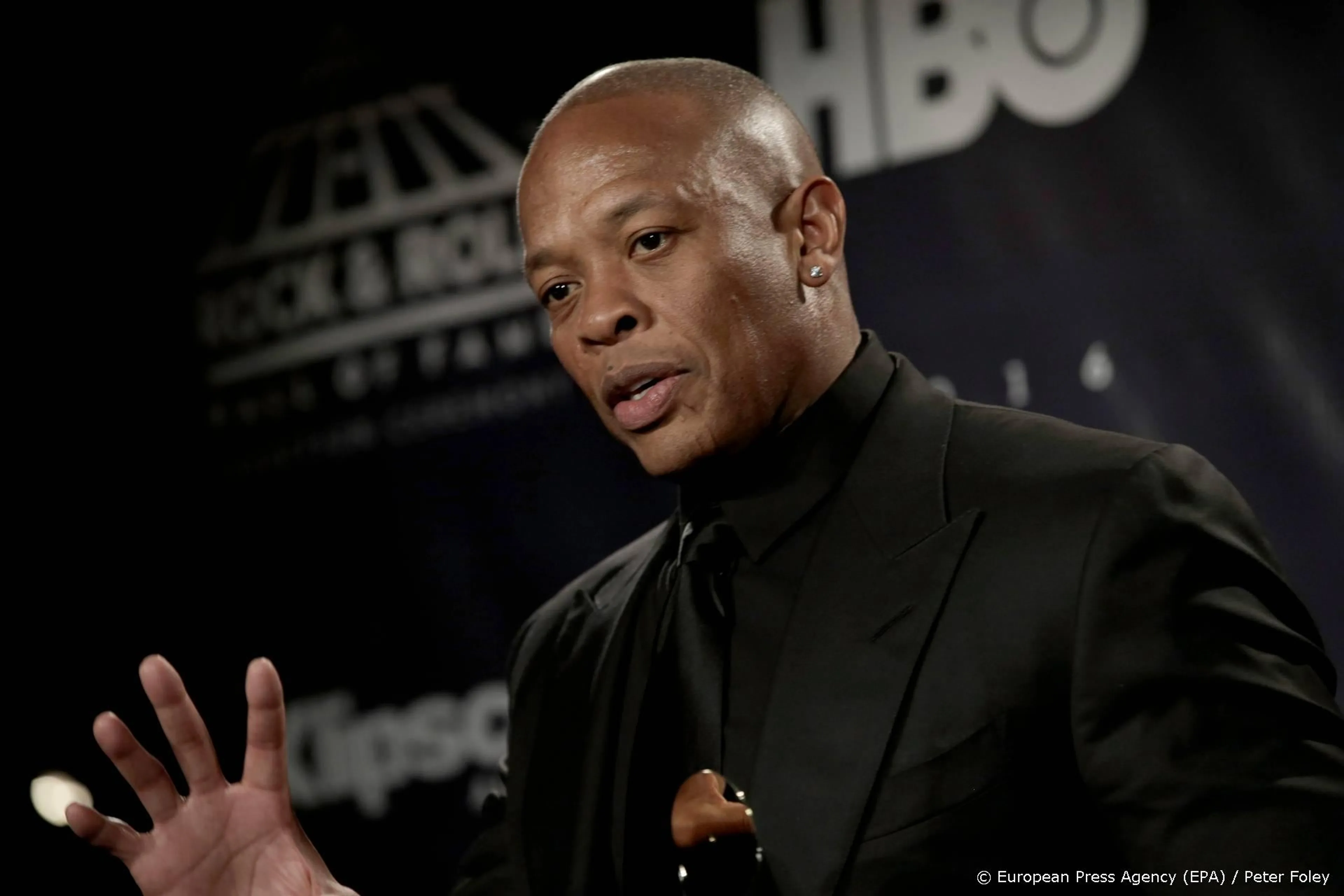 Dr. Dre ligt nog steeds op de intensive care