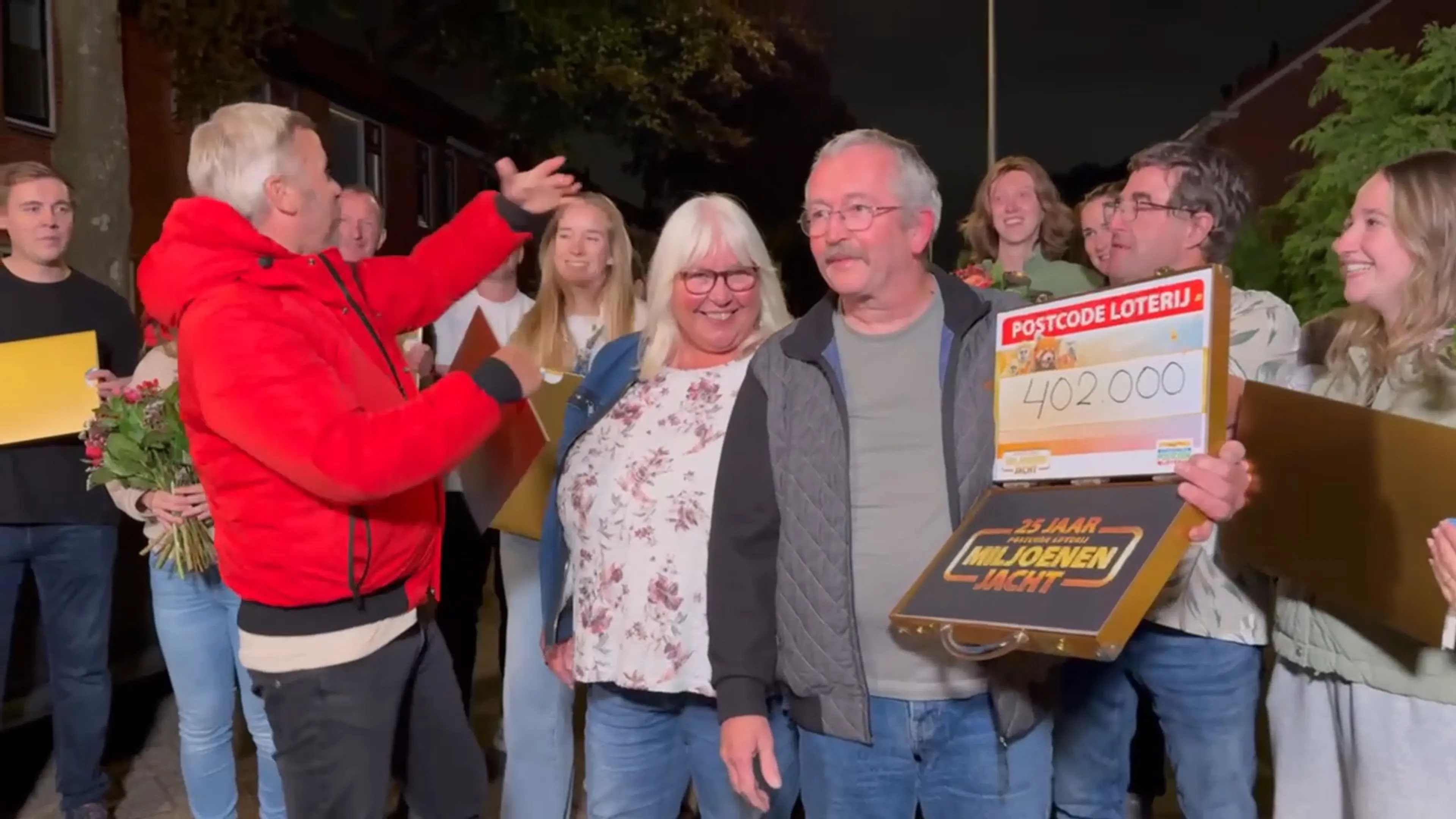 Winston Gerschtanowitz deelt prijs thuiswinnaars Miljoenenjacht uit
