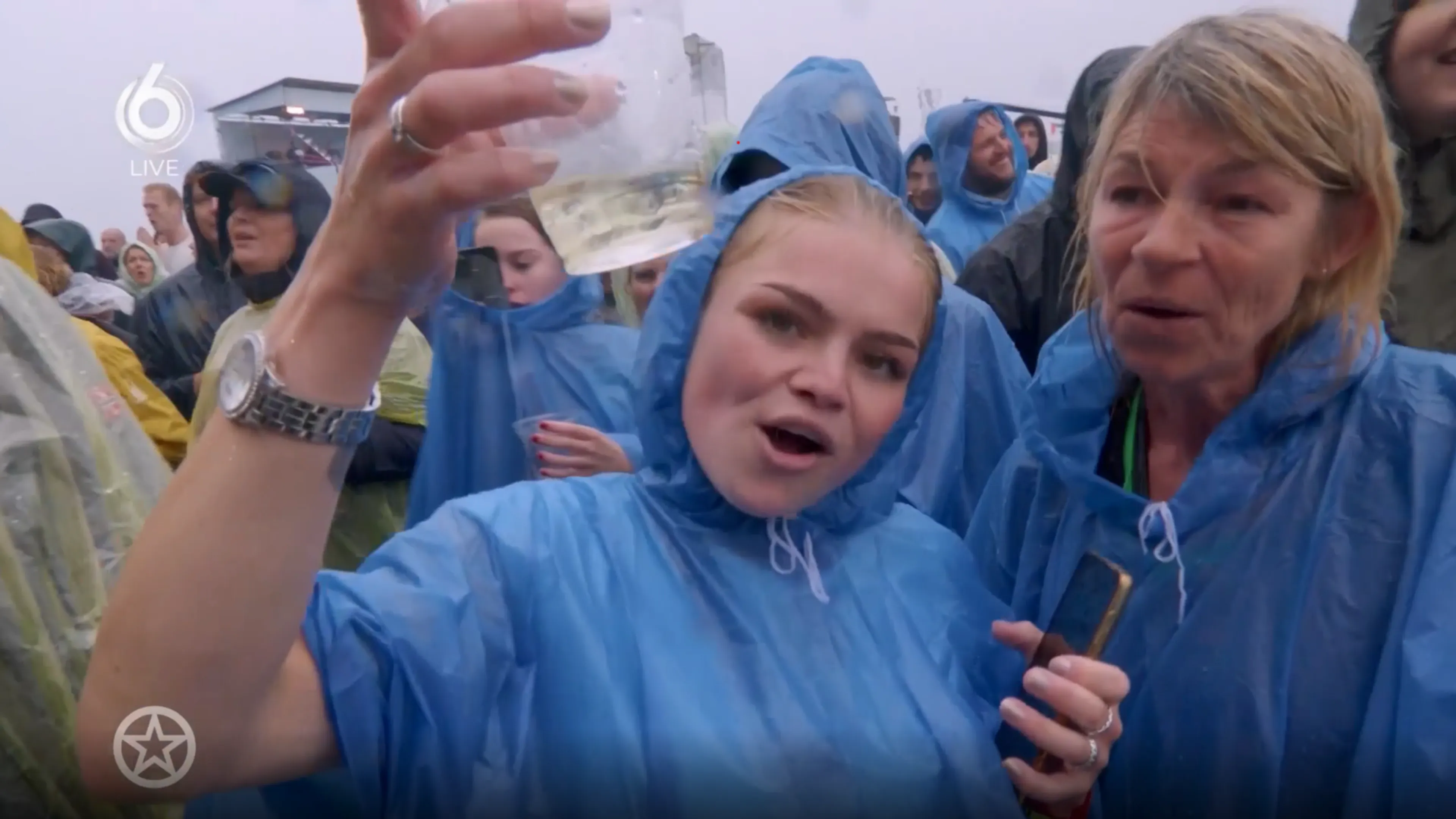 Ondanks de regen zit de sfeer er goed in bij Concert at SEA