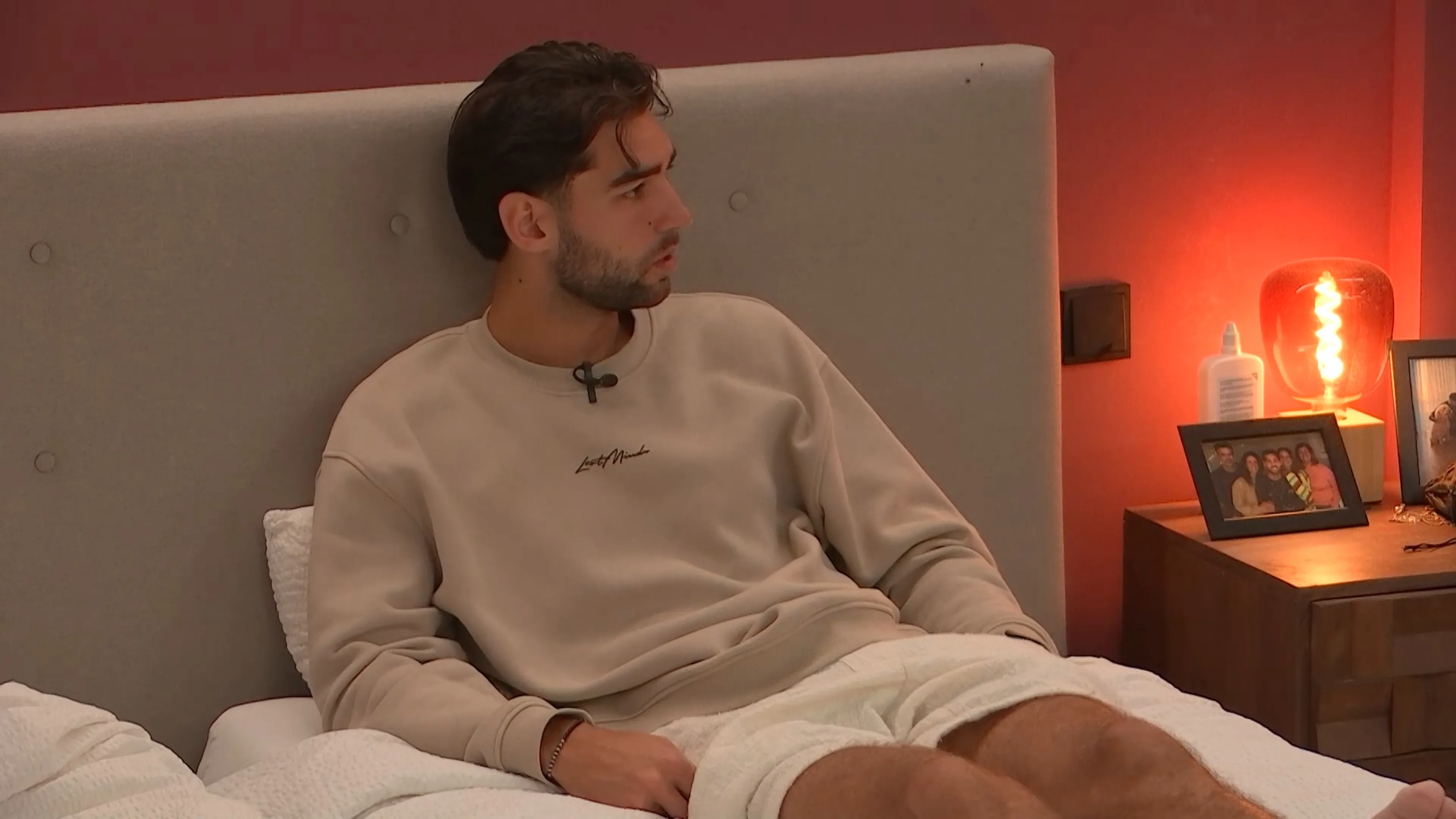 Ricky weet niet of hij Joshlyn kan vertrouwen