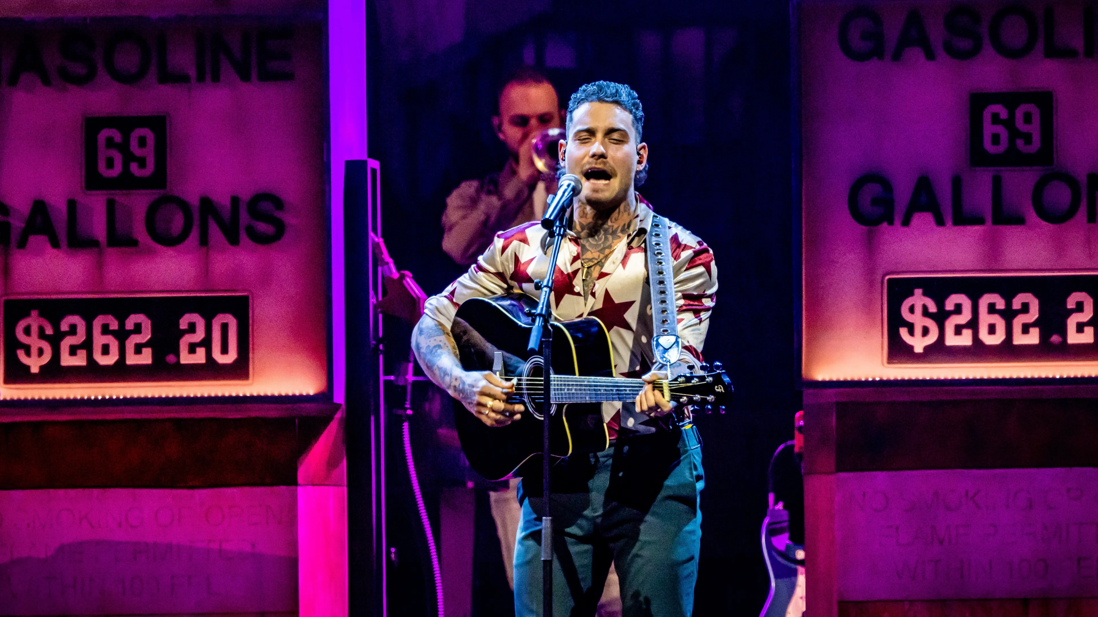 Zien: Douwe Bob gooit met gitaar bij VVAL