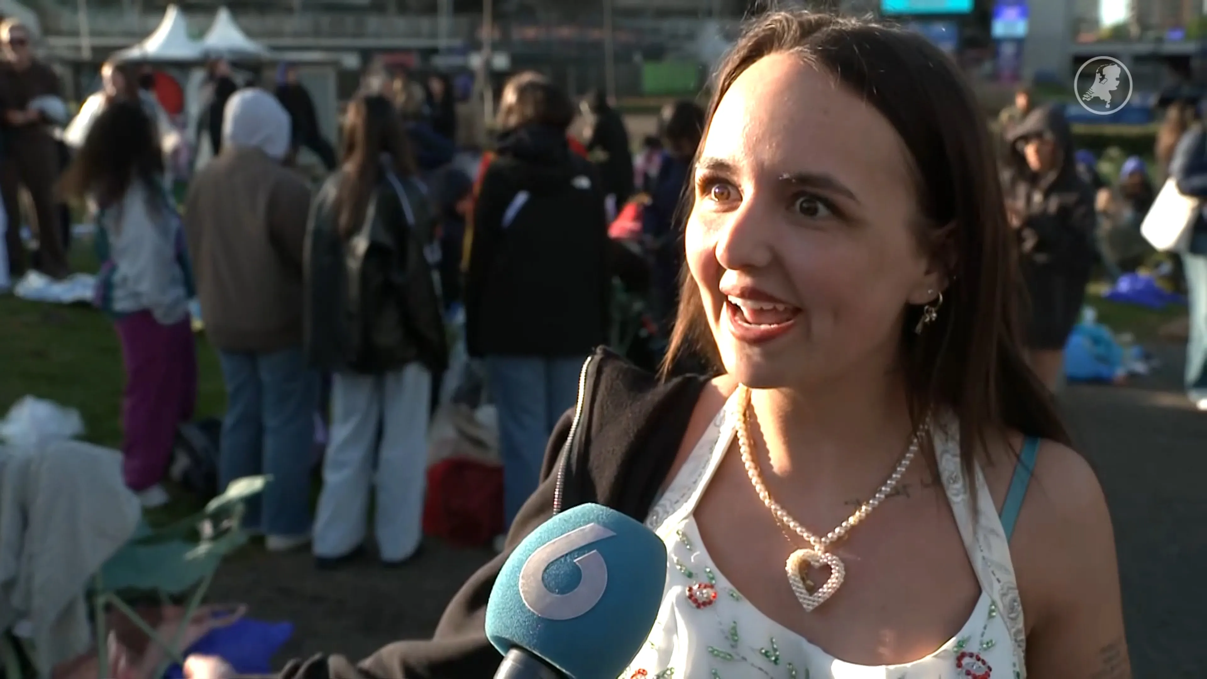 Fans doorstaan weer en wind voor eerste optreden Harry Styles in ArenA (Hart van Nederland - Late Editie)