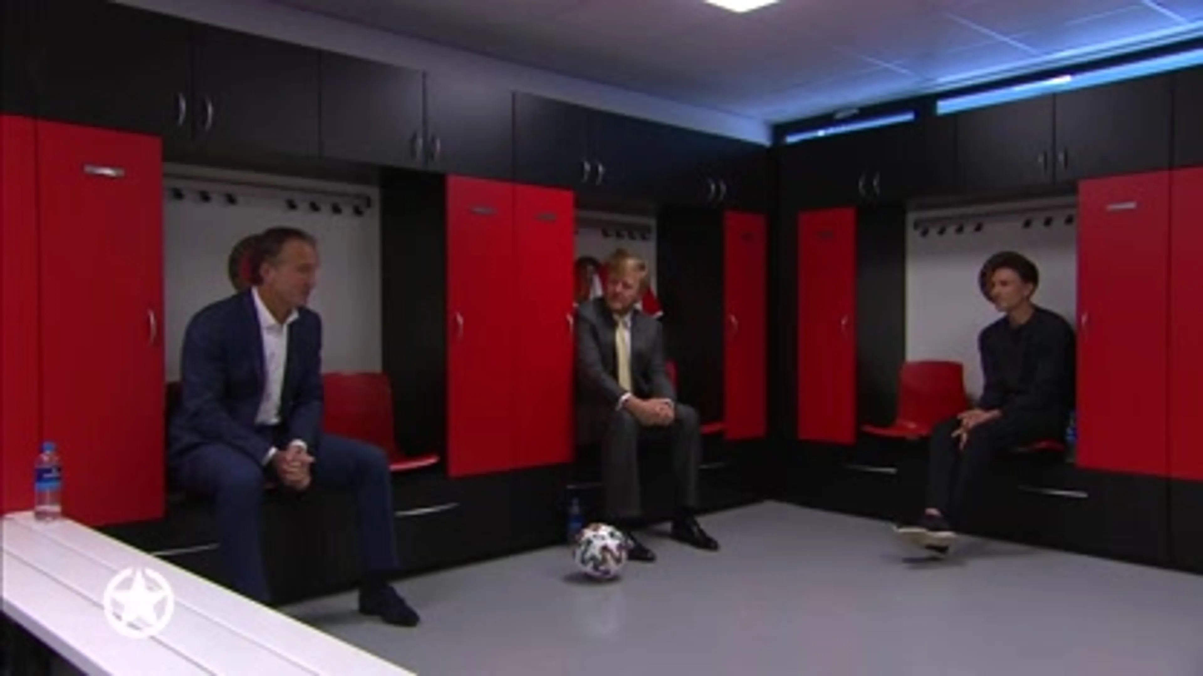 Ajax-fan Willem-Alexander bezoekt De Kuip