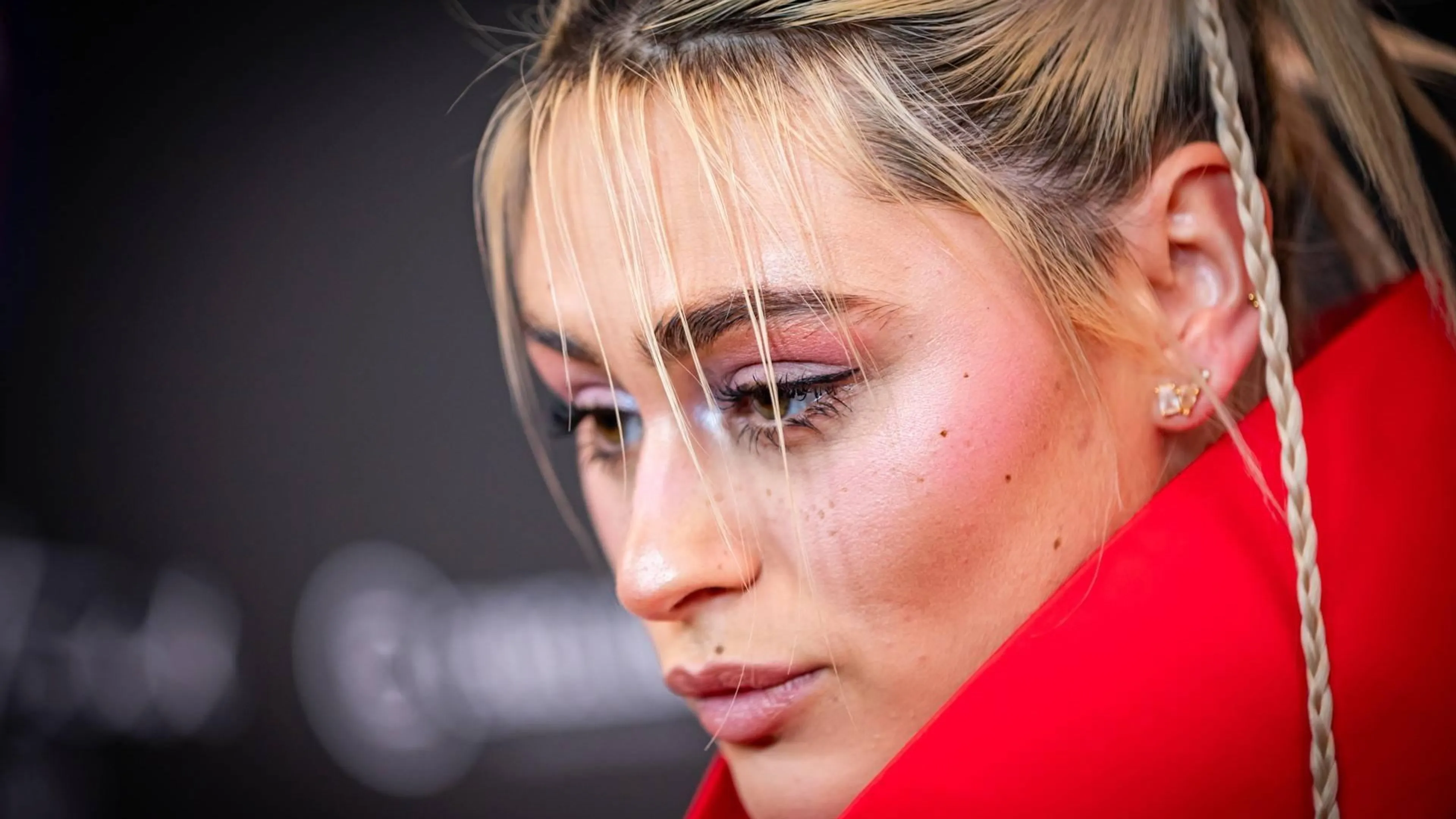 Zangeres Bente verrast door Eva Jinek met platina plaat