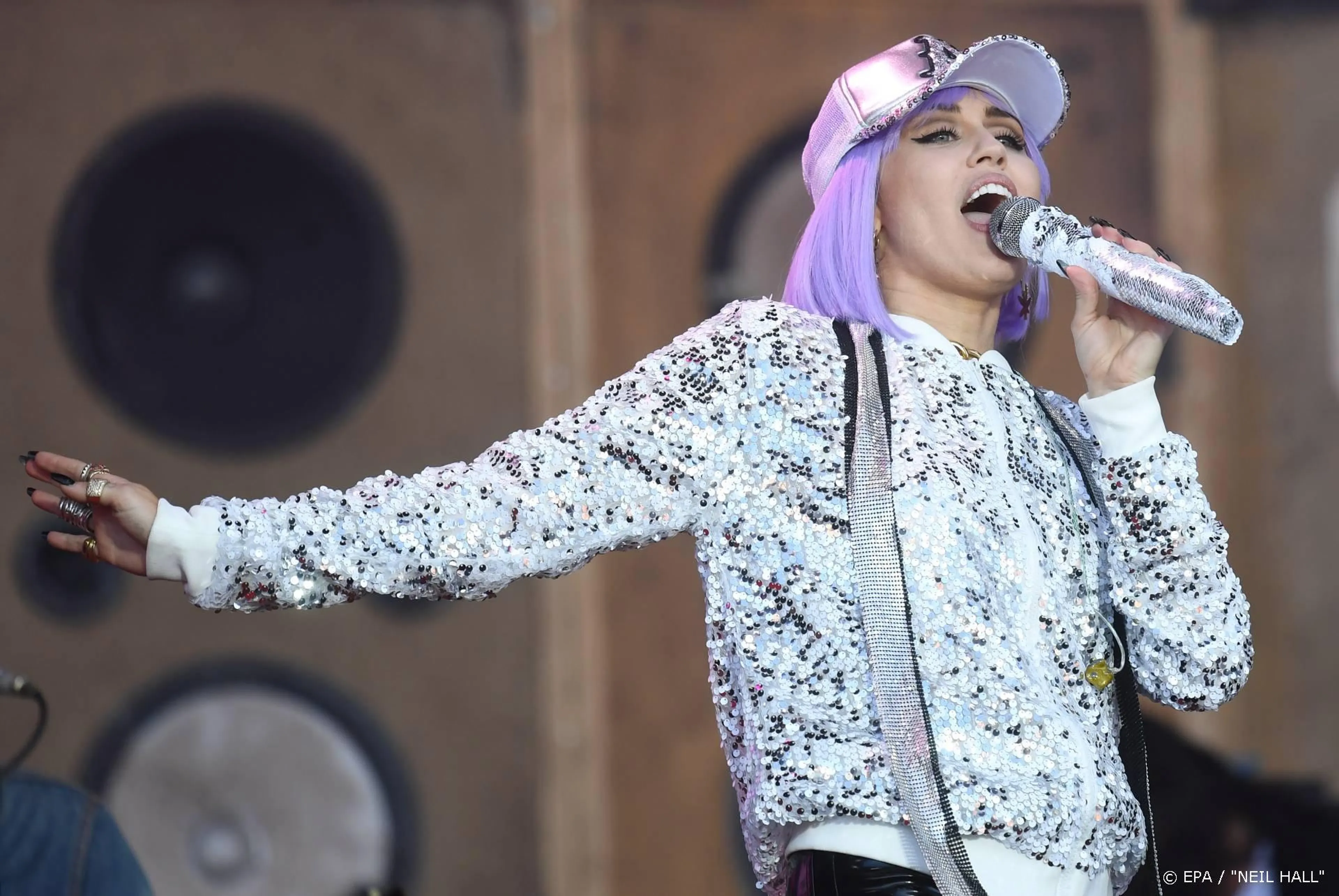 Ex-vriendin Miley Cyrus klapt uit de school