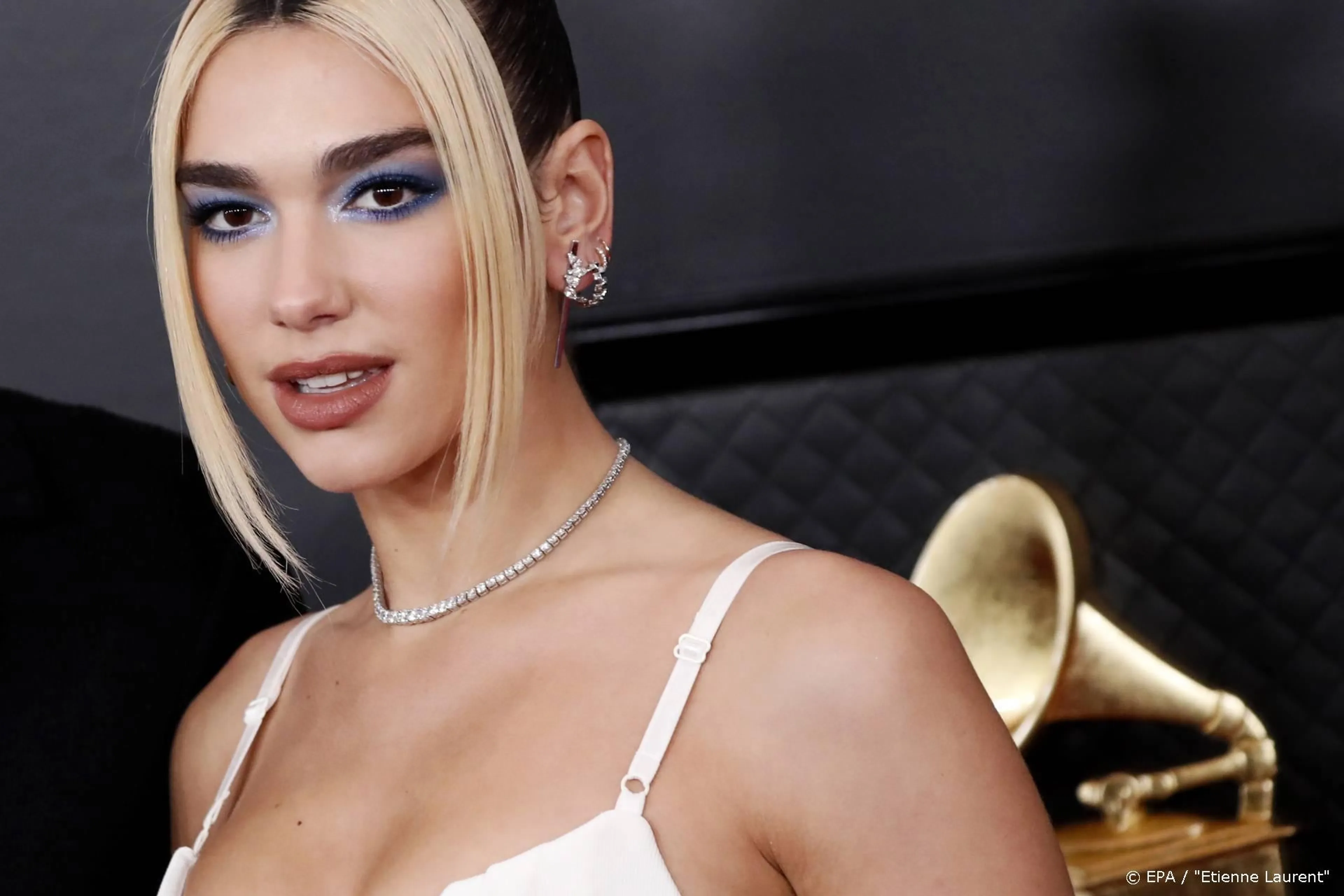 Dua Lipa brengt album week eerder uit