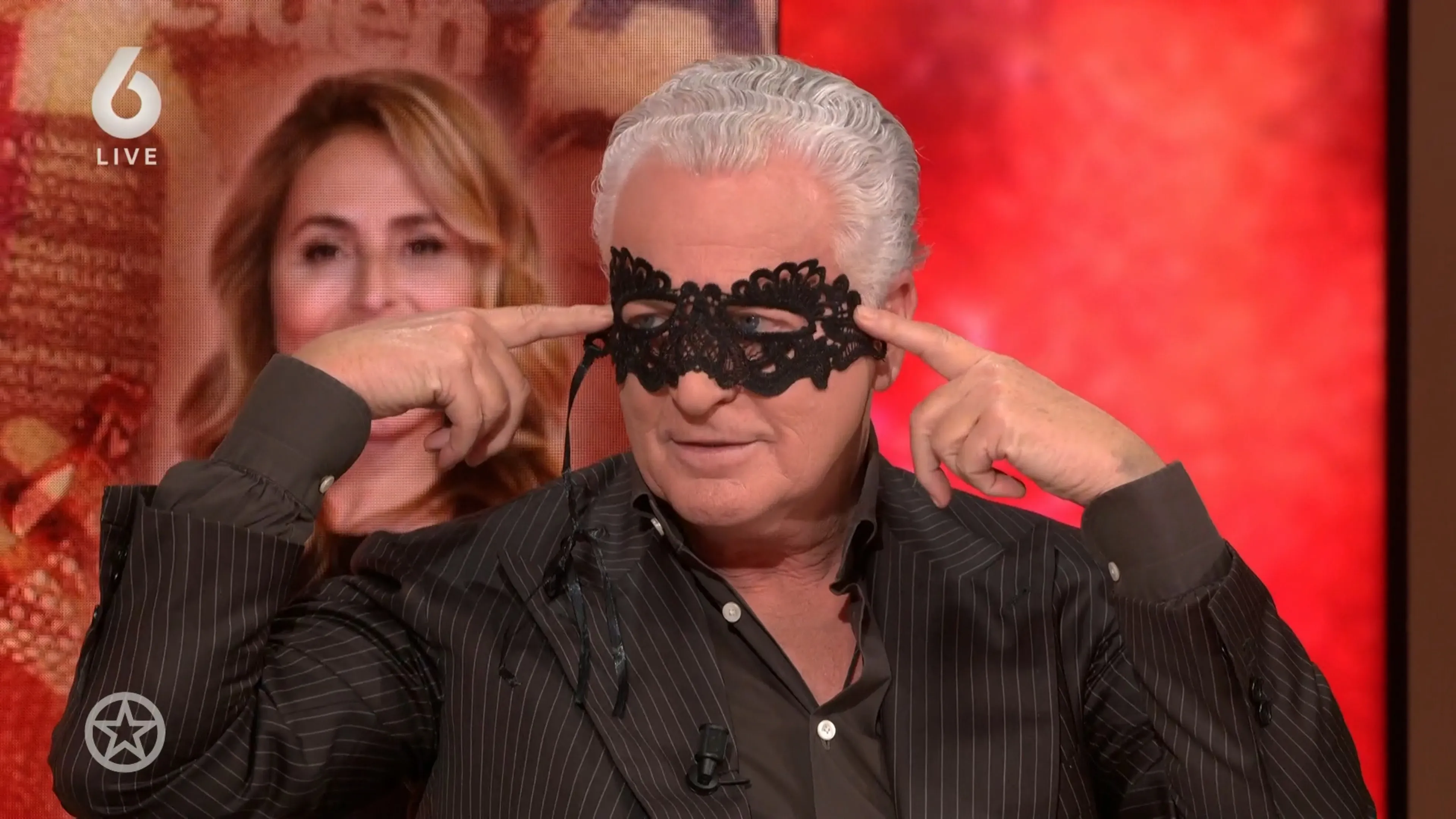 Bram Moszkowicz verbaast collega's met sensueel masker