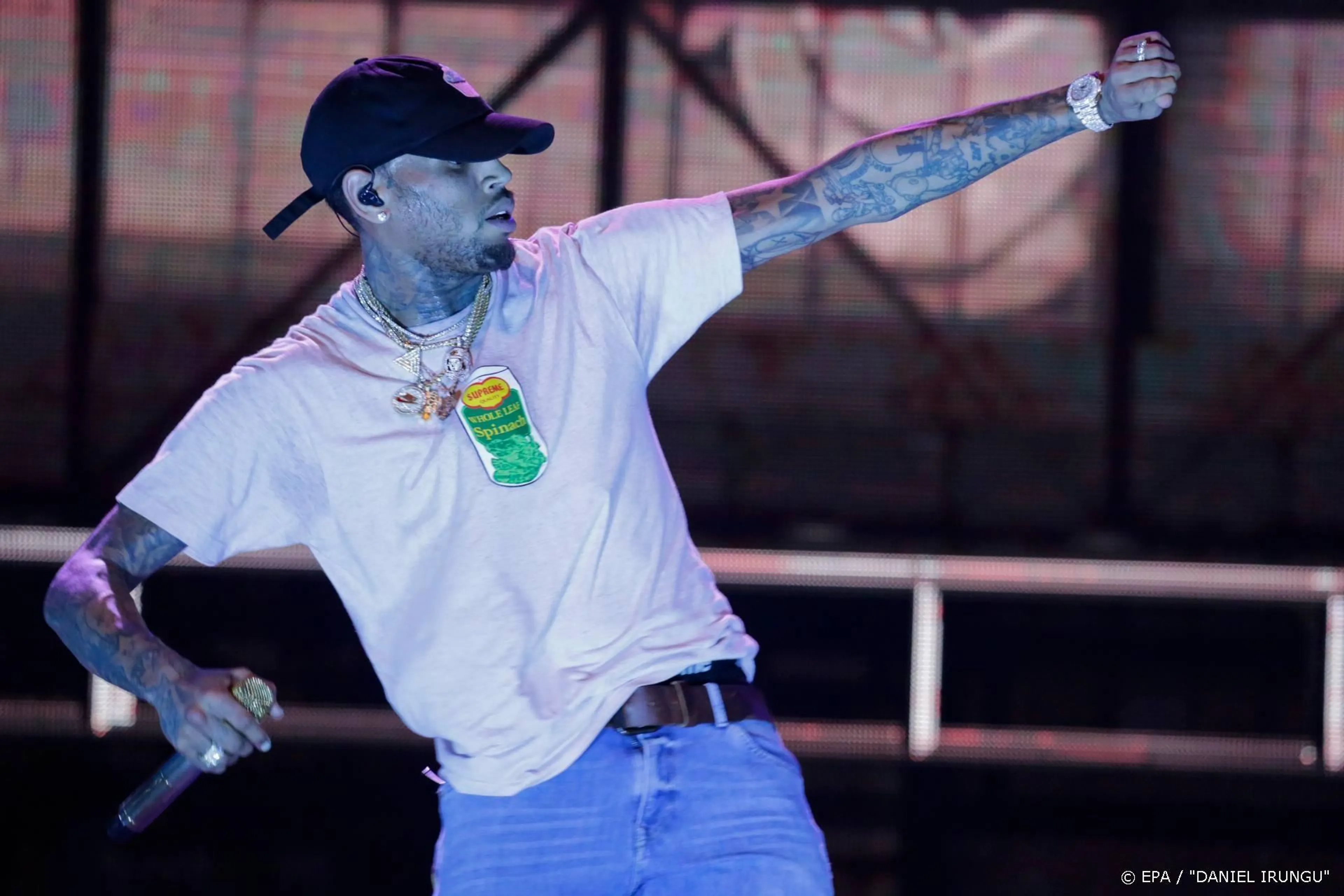 Chris Brown laat sneaker op gezicht tatoeëren