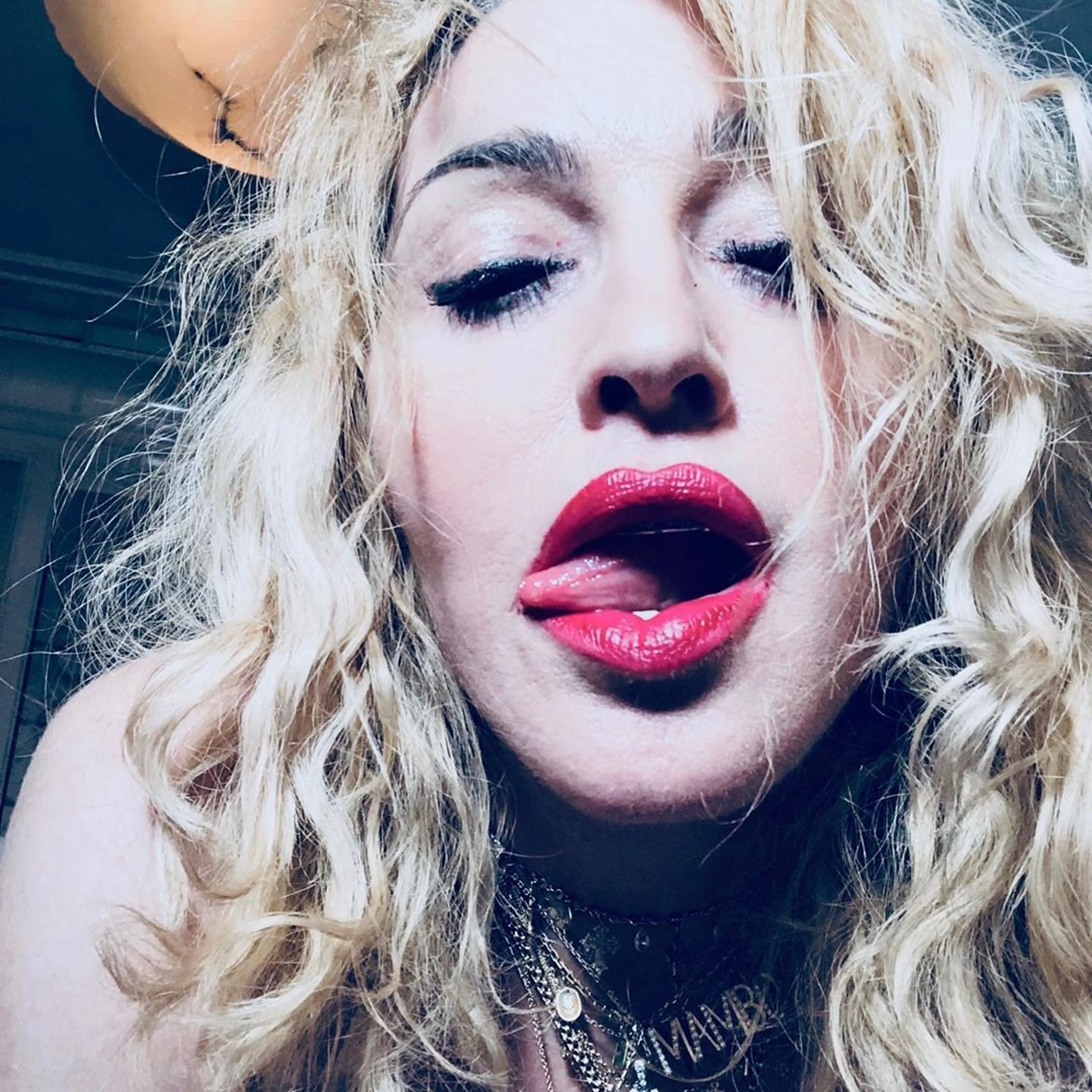 Madonna deelt cryptische 'naaktfoto's' met Instagram-volgers