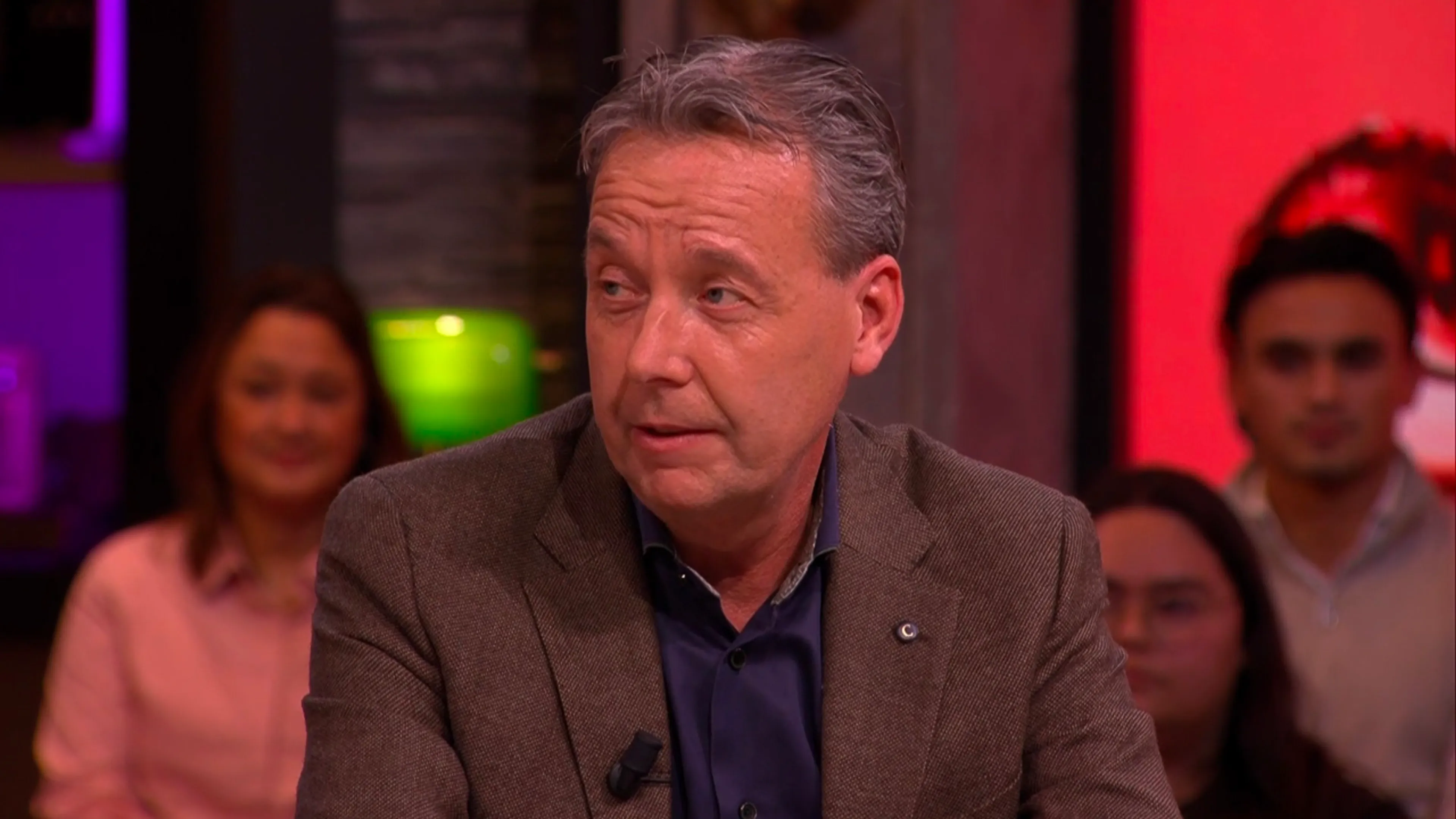 Valentijn vertelt over bijzondere eerste ontmoeting met zijn vrouw: ‘Ze vond me een lul-de-behanger’