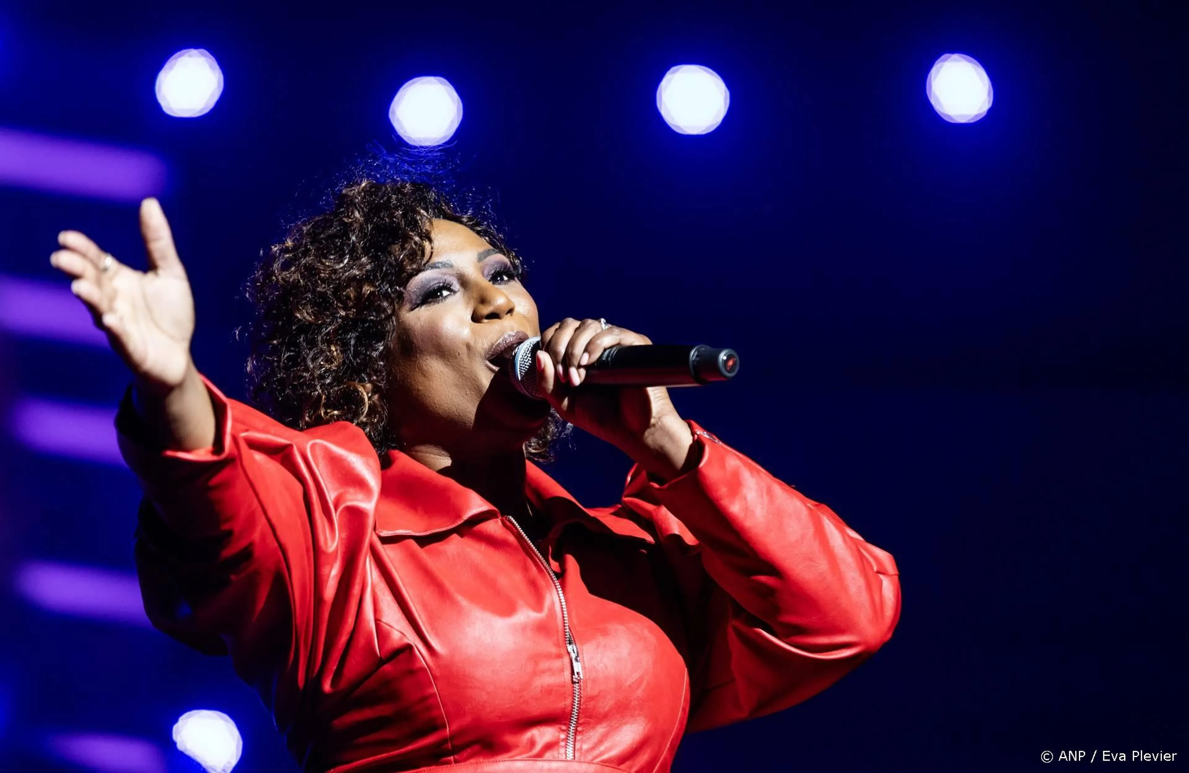 Edsilia Rombley treedt op voor koningspaar bij 5 mei-concert op de Amstel