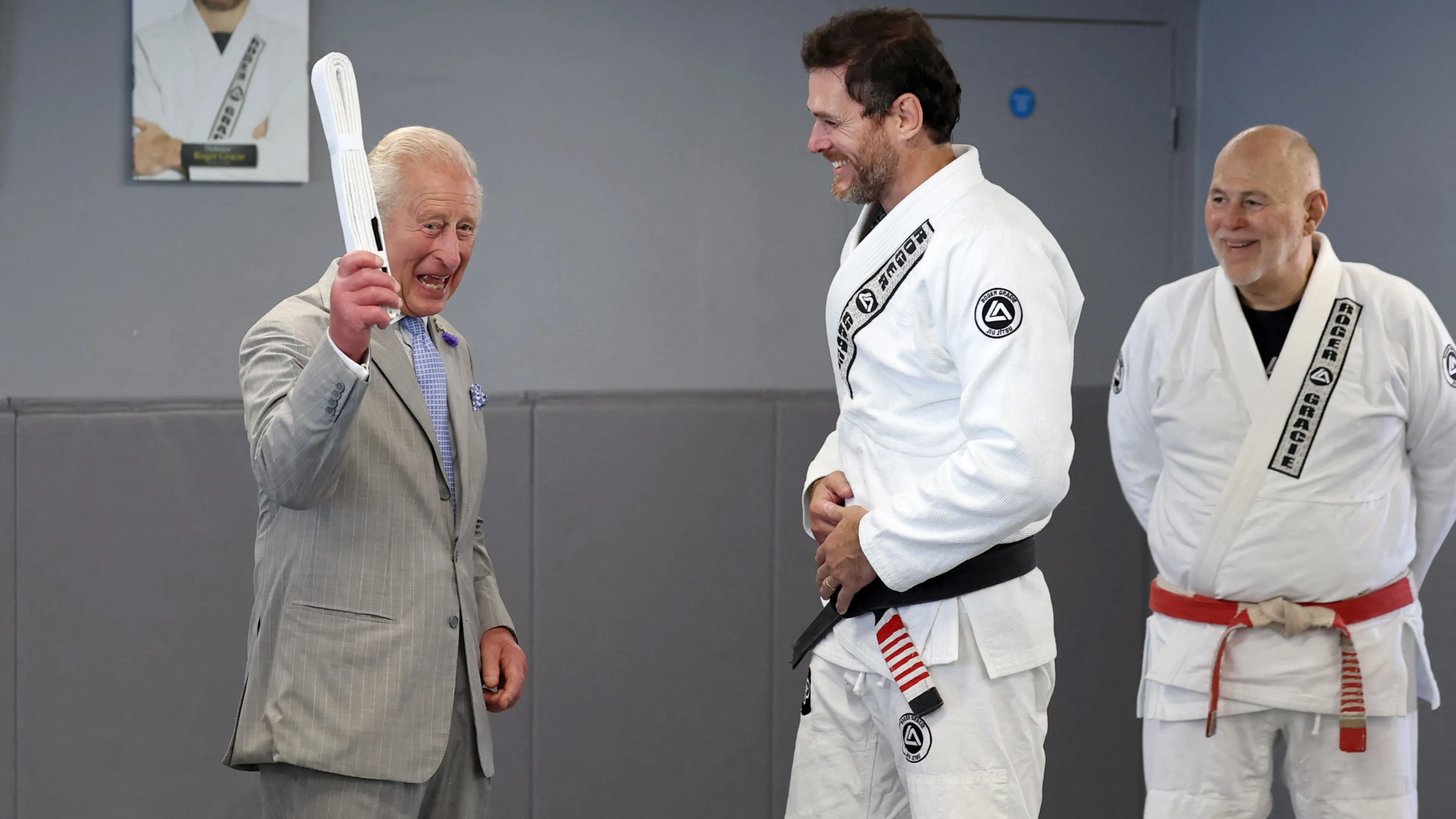 Zien: koning Charles krijgt witte band in jiujitsu, de laagste graad