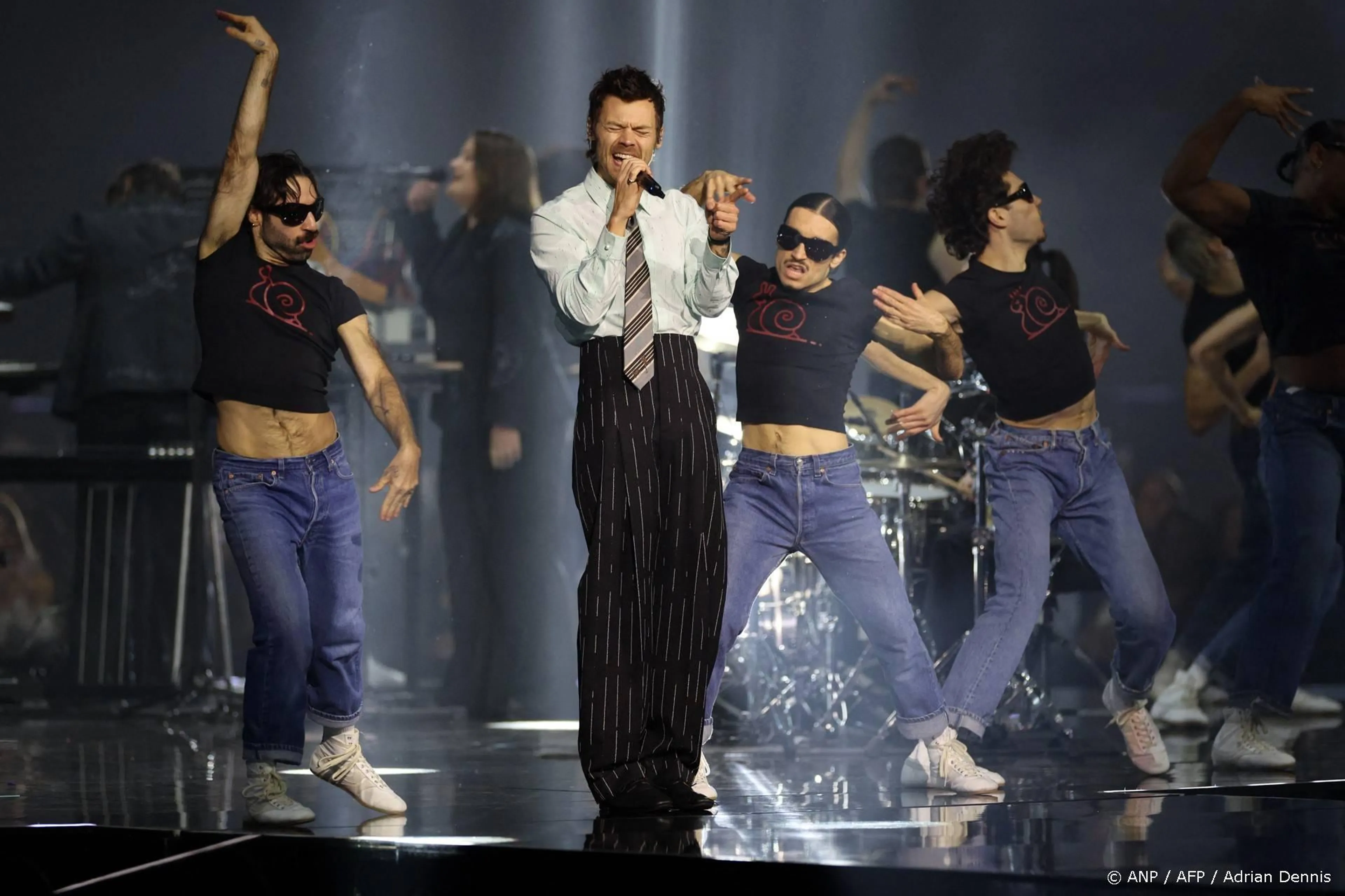 Fans geschrokken door Harry Styles die zich verslikt op podium