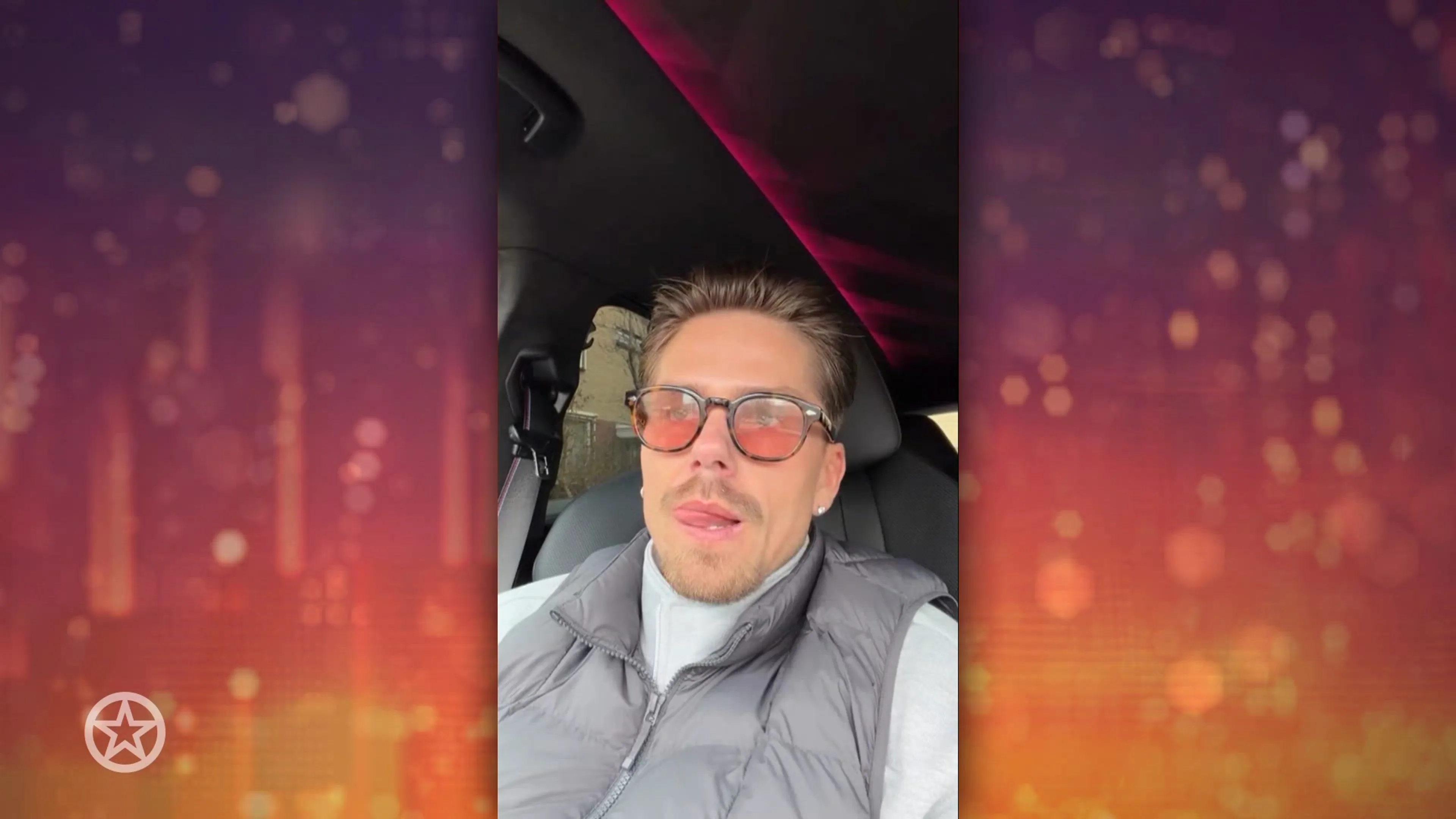 André Hazes staande gehouden op vliegveld