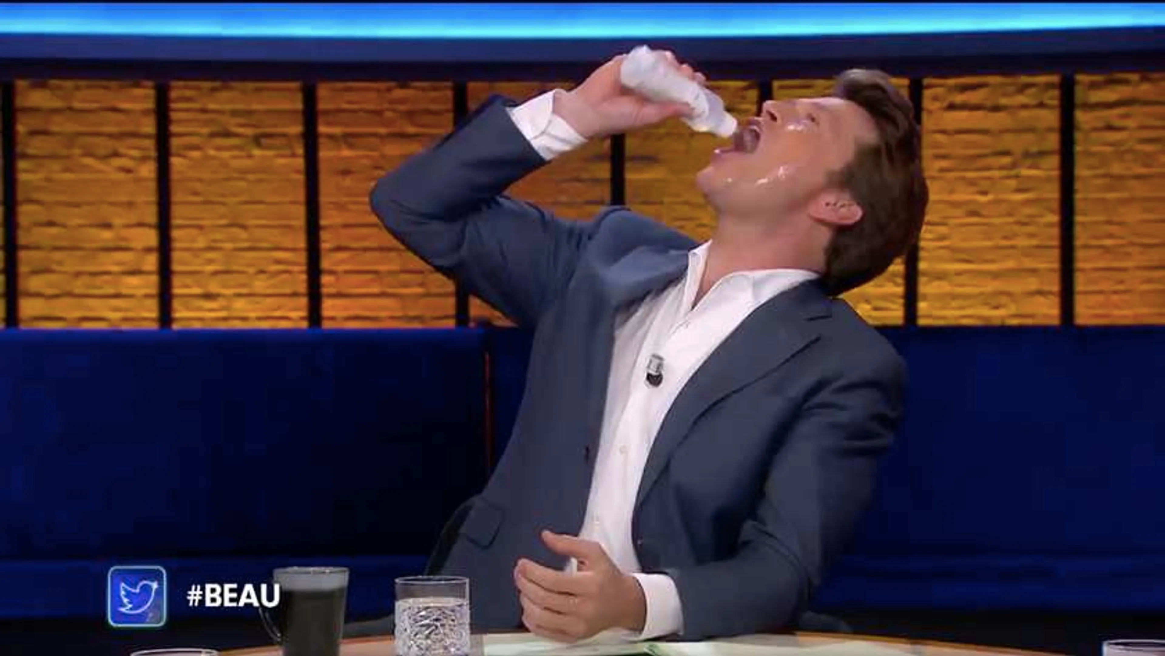 Heftig: Beau drinkt desinfectiemiddel