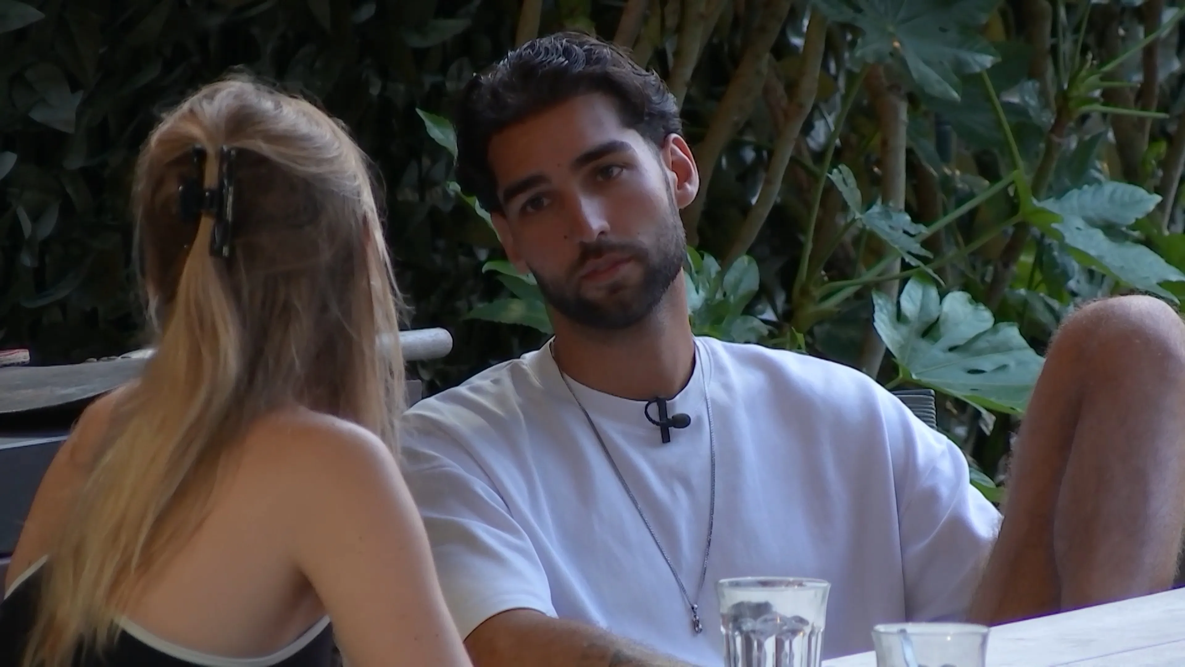 Ricky waarschuwt Anouk voor Diederik