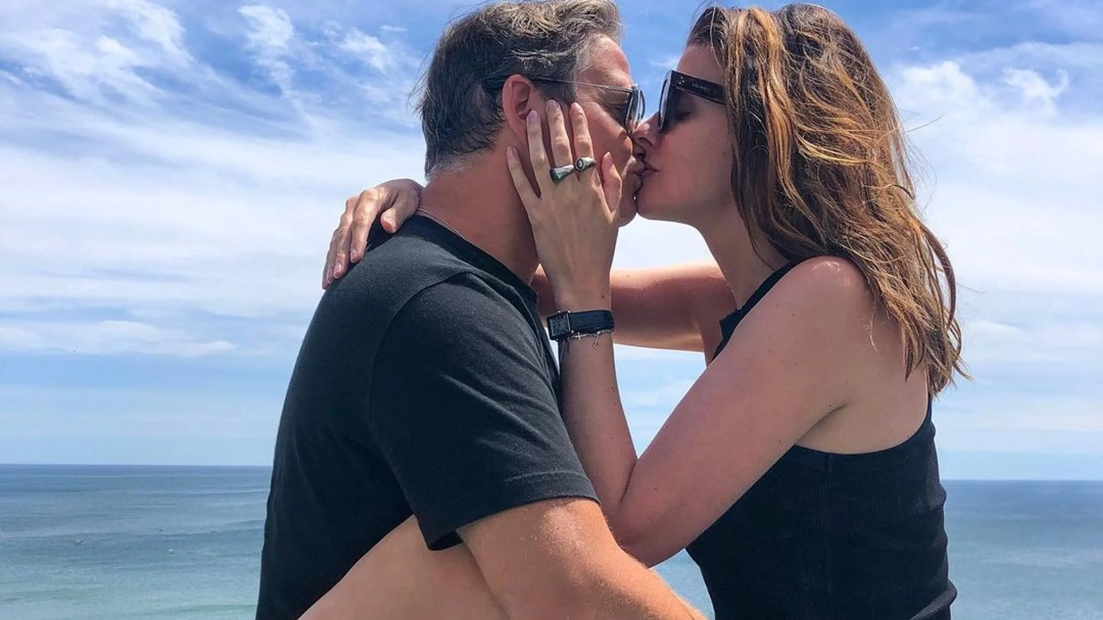 Guus verklaart jarige Manon de liefde