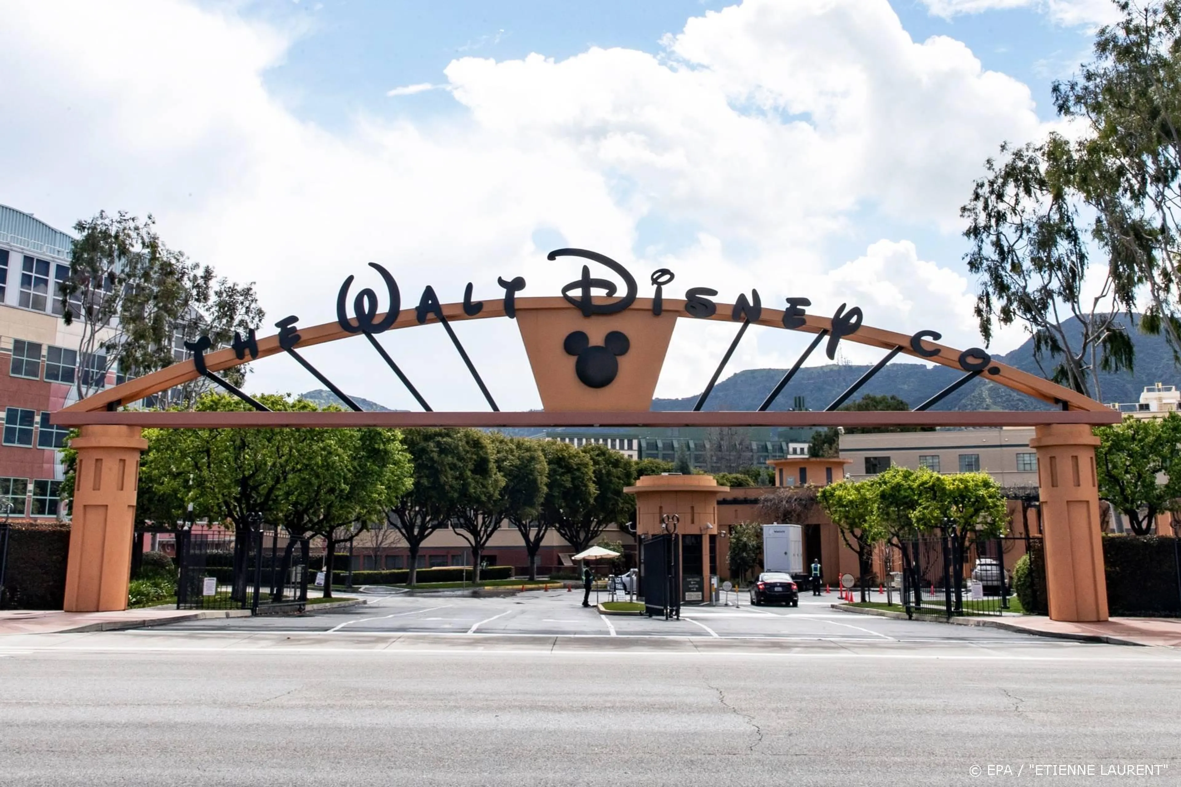 Disney stuurt 'niet-essentiële' werknemers met verlof