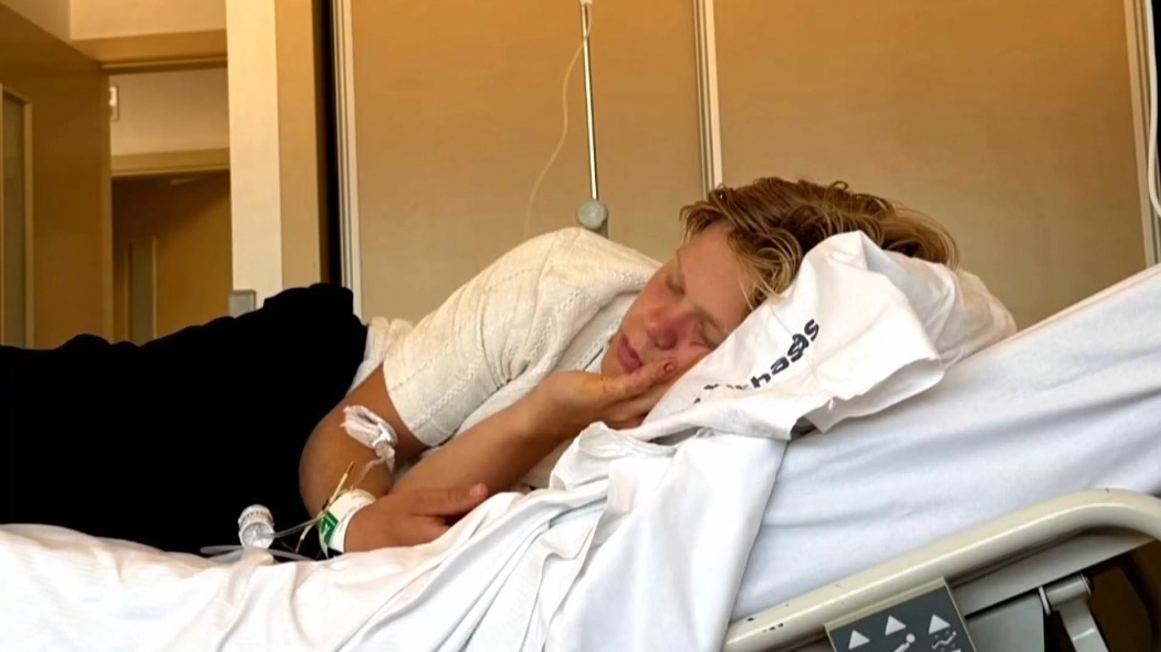 Zoon Wolter Kroes herstellende van snijwond: 'Je kon bot zien'