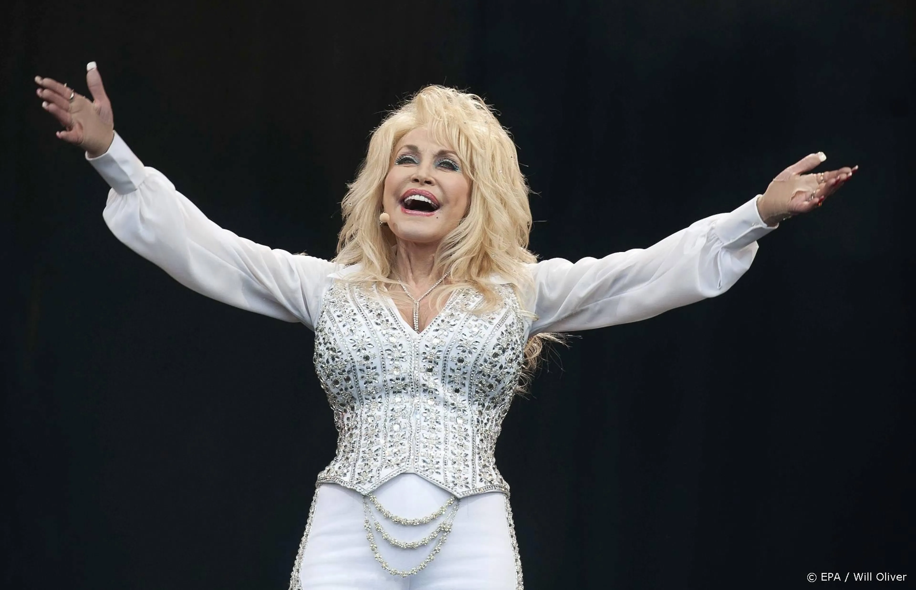 Dolly Parton ingeënt met 'eigen' coronavaccin