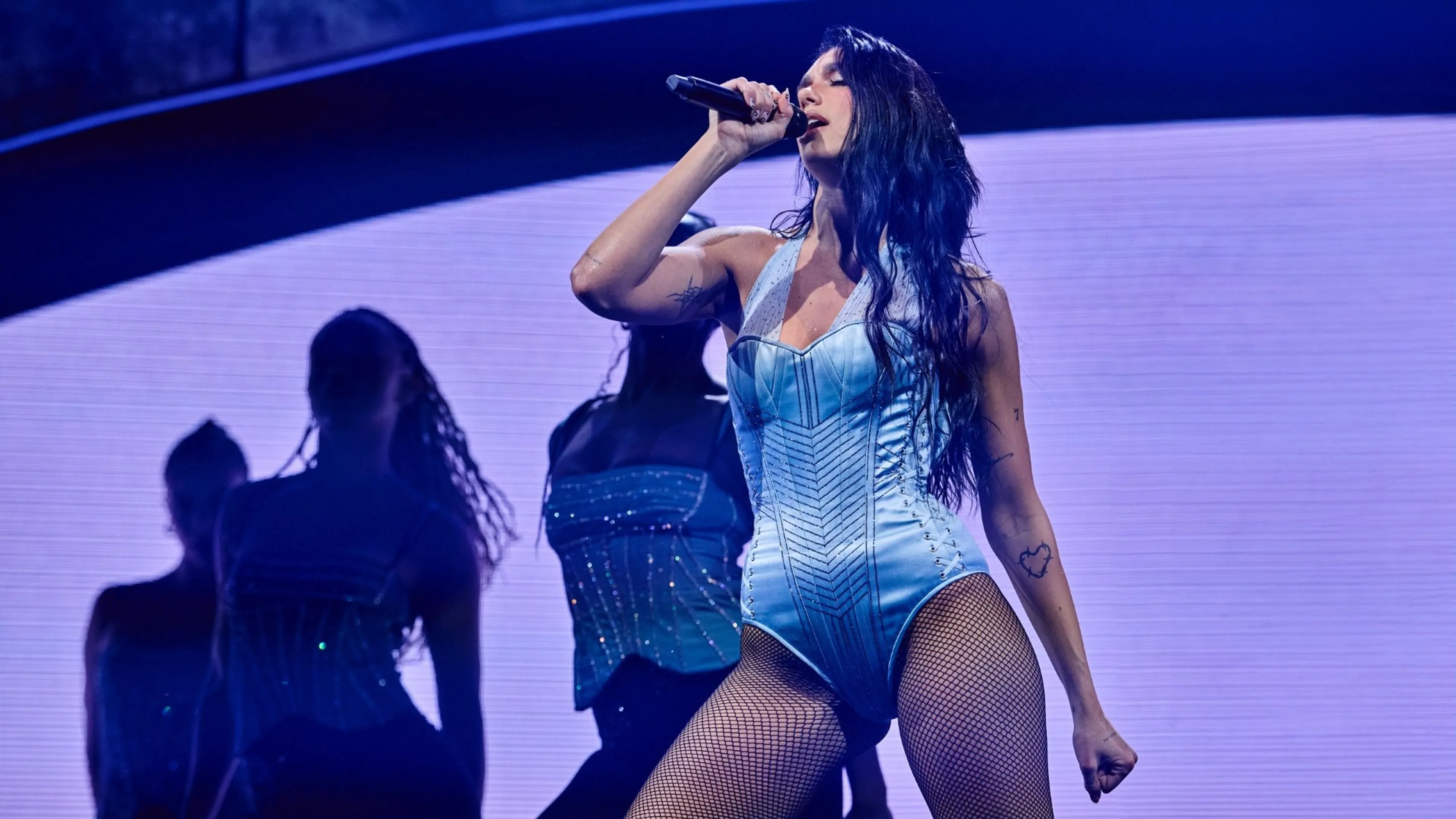 Dit Nederlandstalige liedje zingt Dua Lipa in Amsterdam