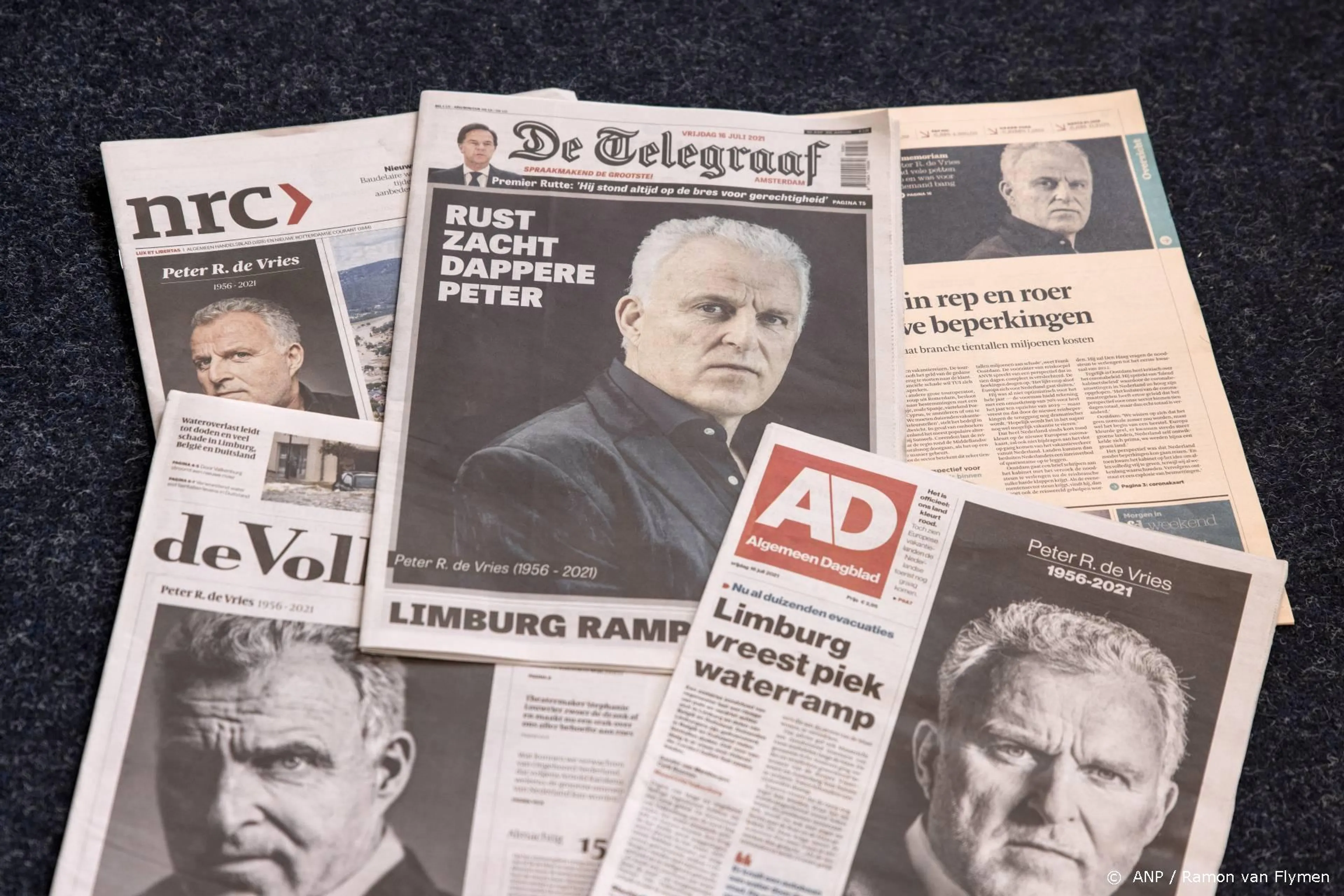 Paginagroot rouwbericht van kinderen Peter R. de Vries in kranten