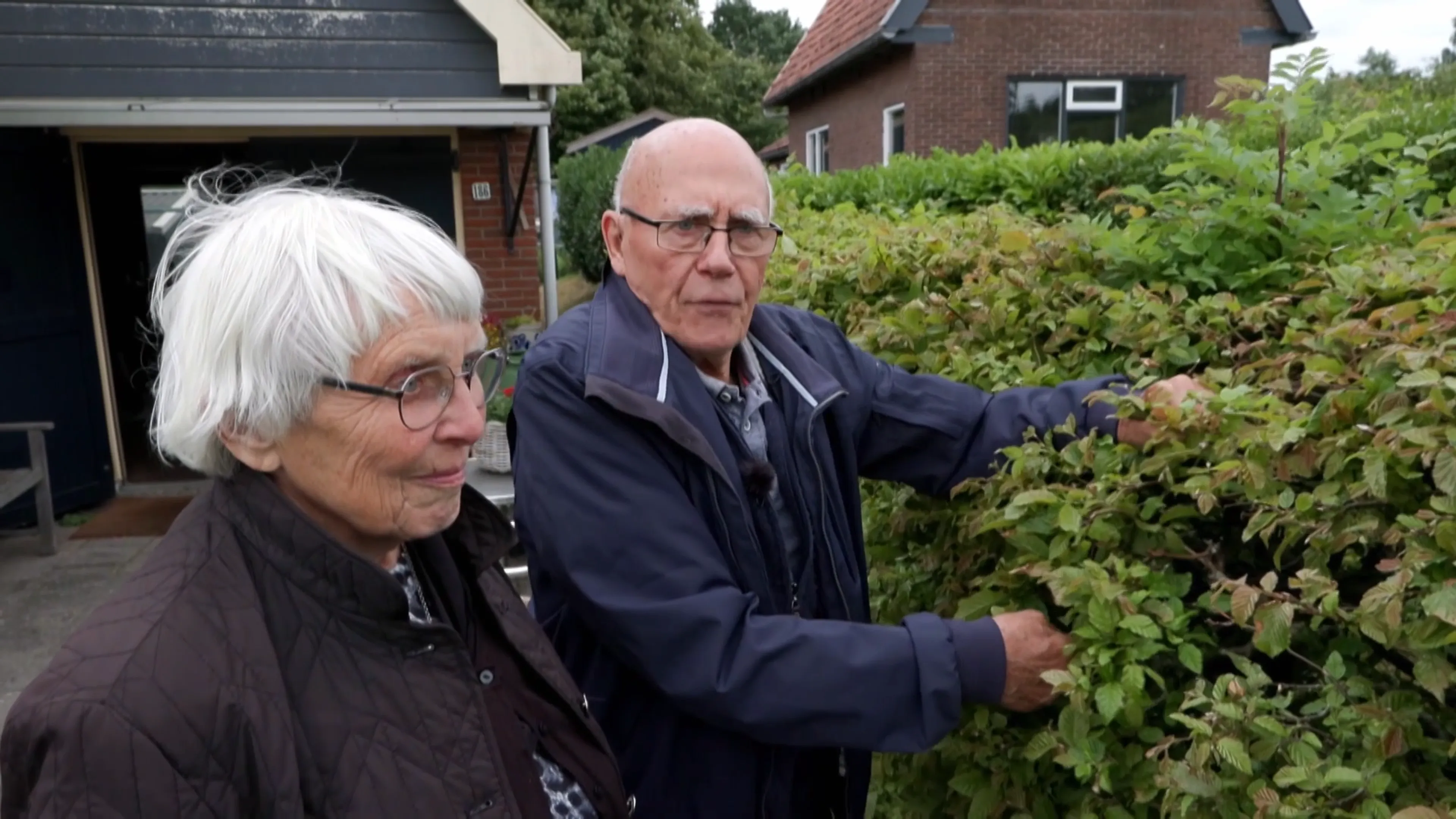 Mr. Frank Visser-kijkers steunen jong stel: 'Agressieve opa'