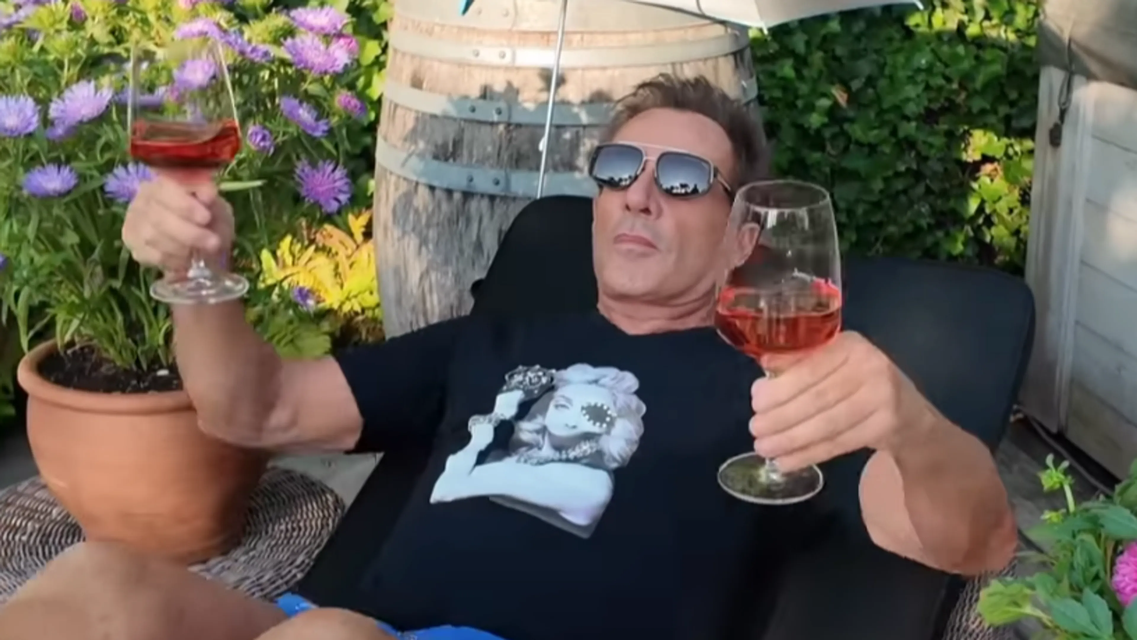 Zien: Gerard Joling deelt 'nieuwe fitnesschallenge' met twee glazen wijn
